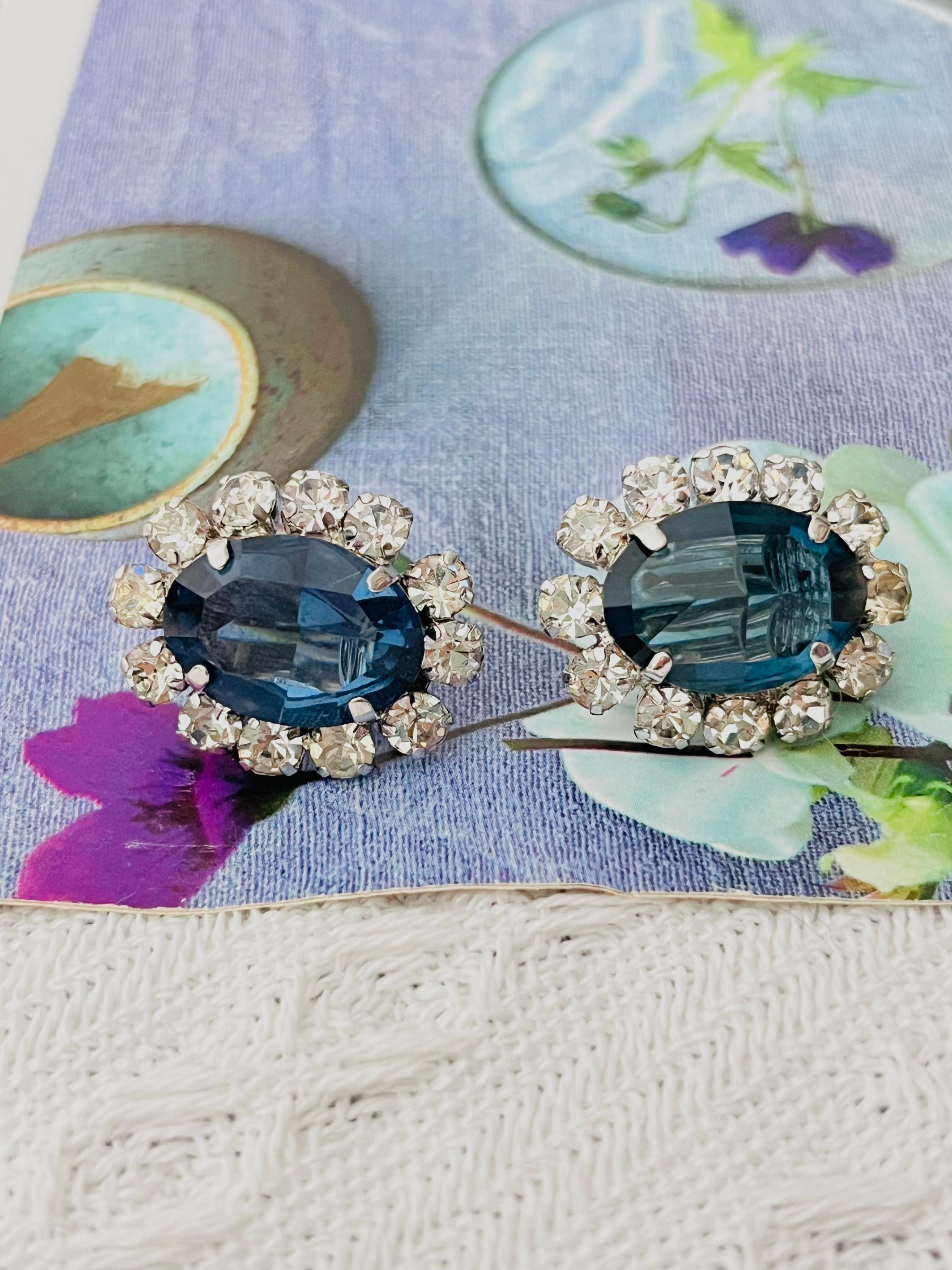 Christian Dior Vintage 1968 Oval Sapphire Navy Circle Crystals Clip Earrings im Zustand „Gut“ im Angebot in Wokingham, England