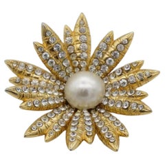 Broche vintage de Christian Dior de 1968, muy exclusivo, con una flor de cristal «GROSSE» dorada y perlas blancas
