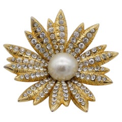 Broche vintage de Christian Dior de 1968, muy exclusivo, con una flor de cristal «GROSSE» dorada y perlas blancas