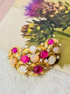 Spilla traforata Christian Dior Vintage 1969 GROSSE in oro, rosa e fucsia con pietra di luna