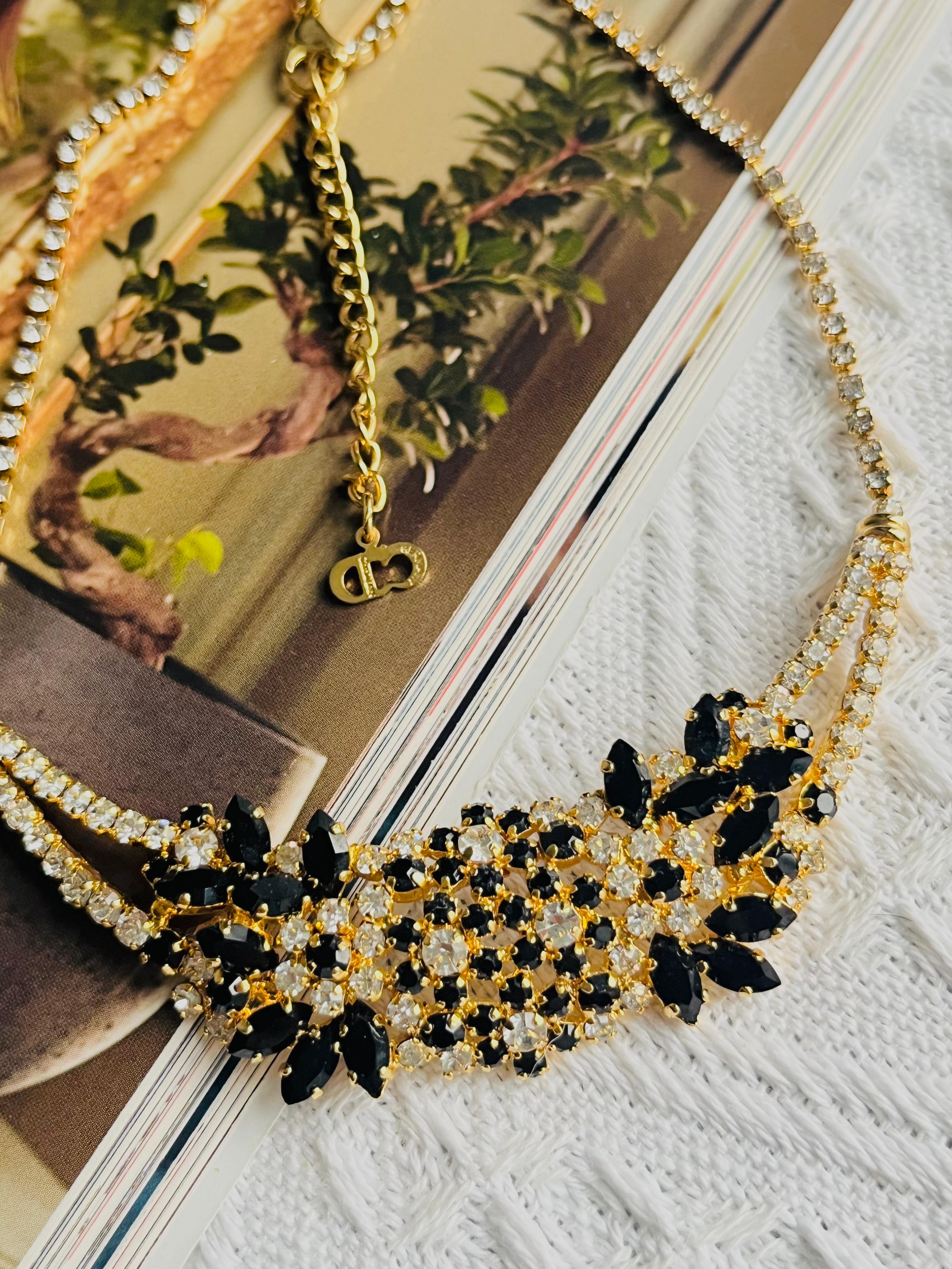 Christian Dior Vintage 1970s Haute Couture Großes Schwarzes Klares Cluster Blumen Blatt Ganzes Glänzendes Funkelnde Kristalle Kristalle Halbmond Anhänger Elegantes Collier, Vergoldet

Sehr guter Zustand. Keine Steine verloren. 100% echt.