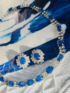 Christian Dior Vintage 1970: croce con maglie trasparenti in zaffiro blu, raffinata montatura in argento
