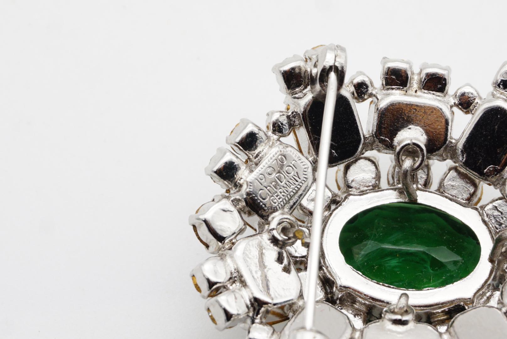 Christian Dior Vintage 1970 Cristales Ovalados Verde Esmeralda Broche Cúpula Marquesa en venta 9