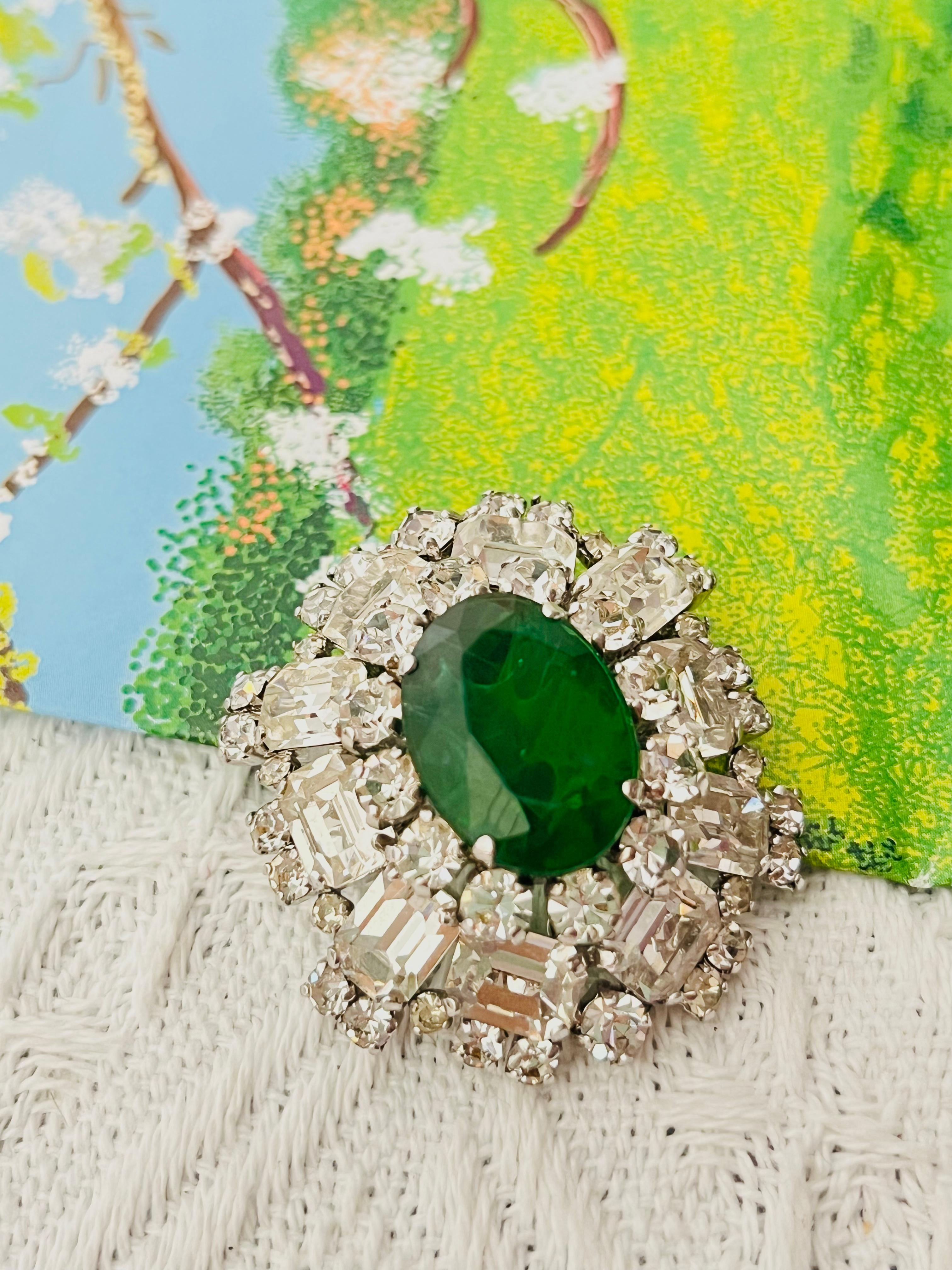 Christian Dior Vintage 1970 Cristales Ovalados Verde Esmeralda Broche Cúpula Marquesa Art Decó en venta