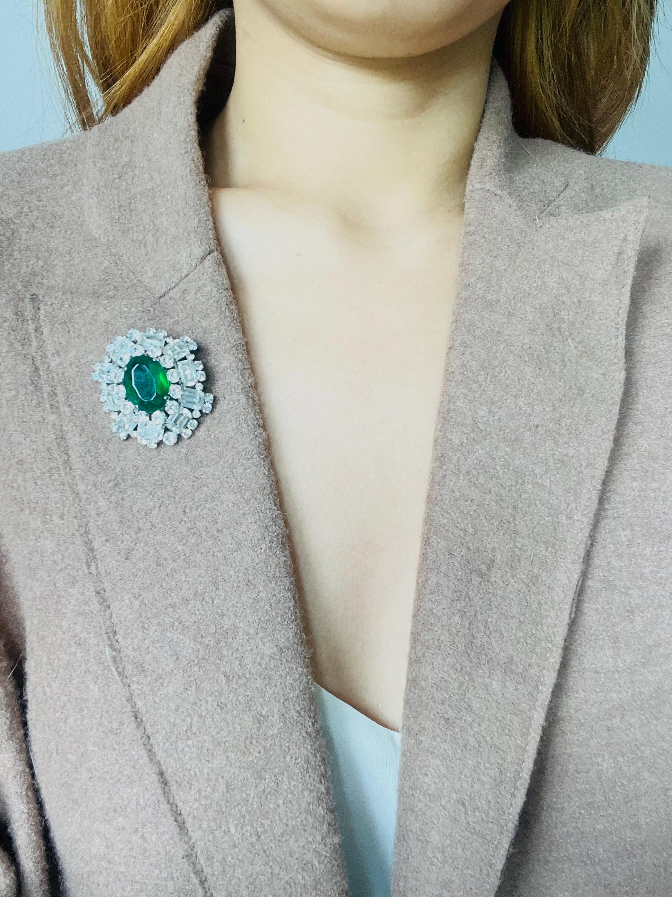 Femenino o masculino Christian Dior Vintage 1970 Cristales Ovalados Verde Esmeralda Broche Cúpula Marquesa en venta