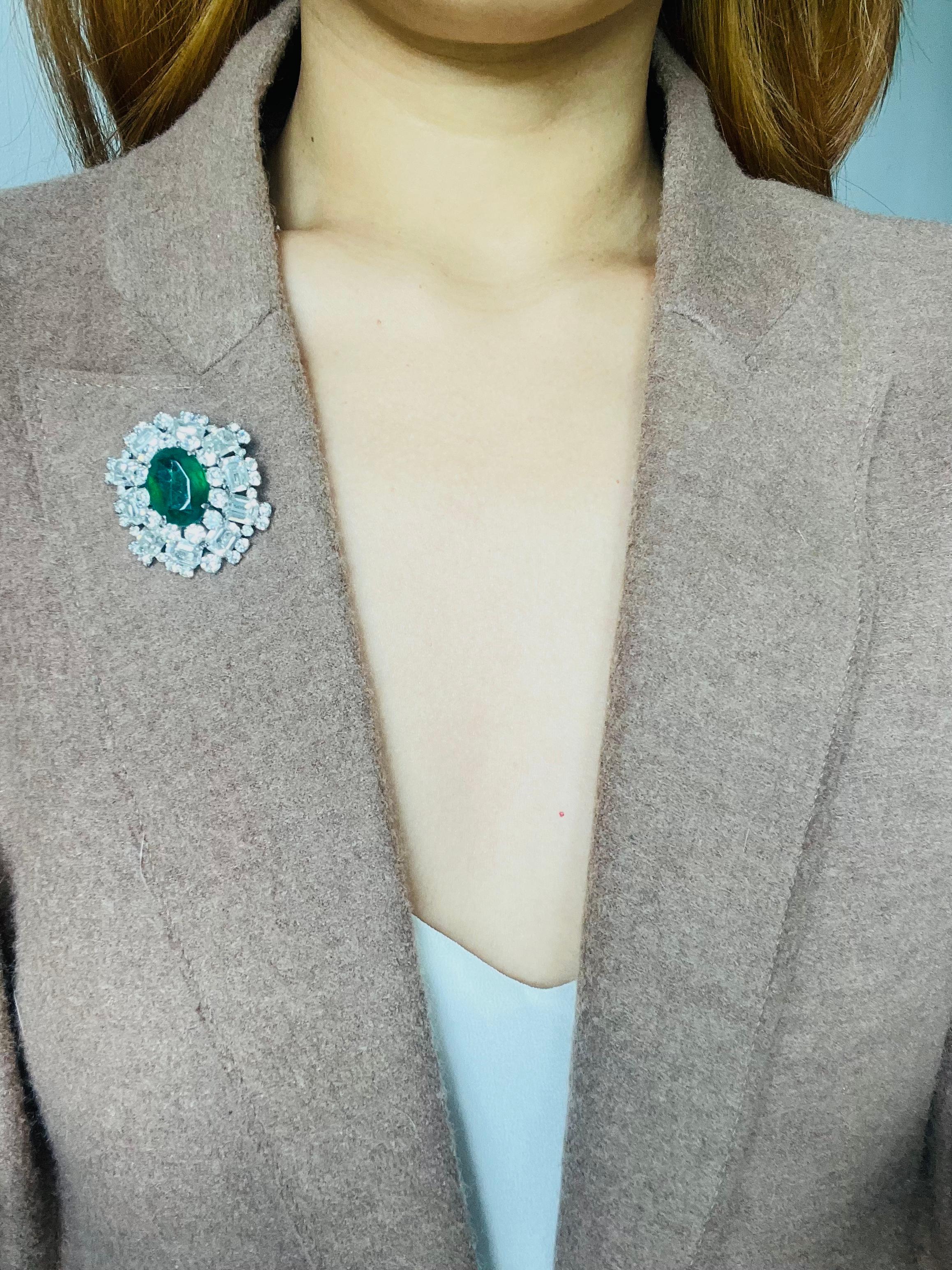 Christian Dior Vintage 1970 Cristales Ovalados Verde Esmeralda Broche Cúpula Marquesa en venta 1