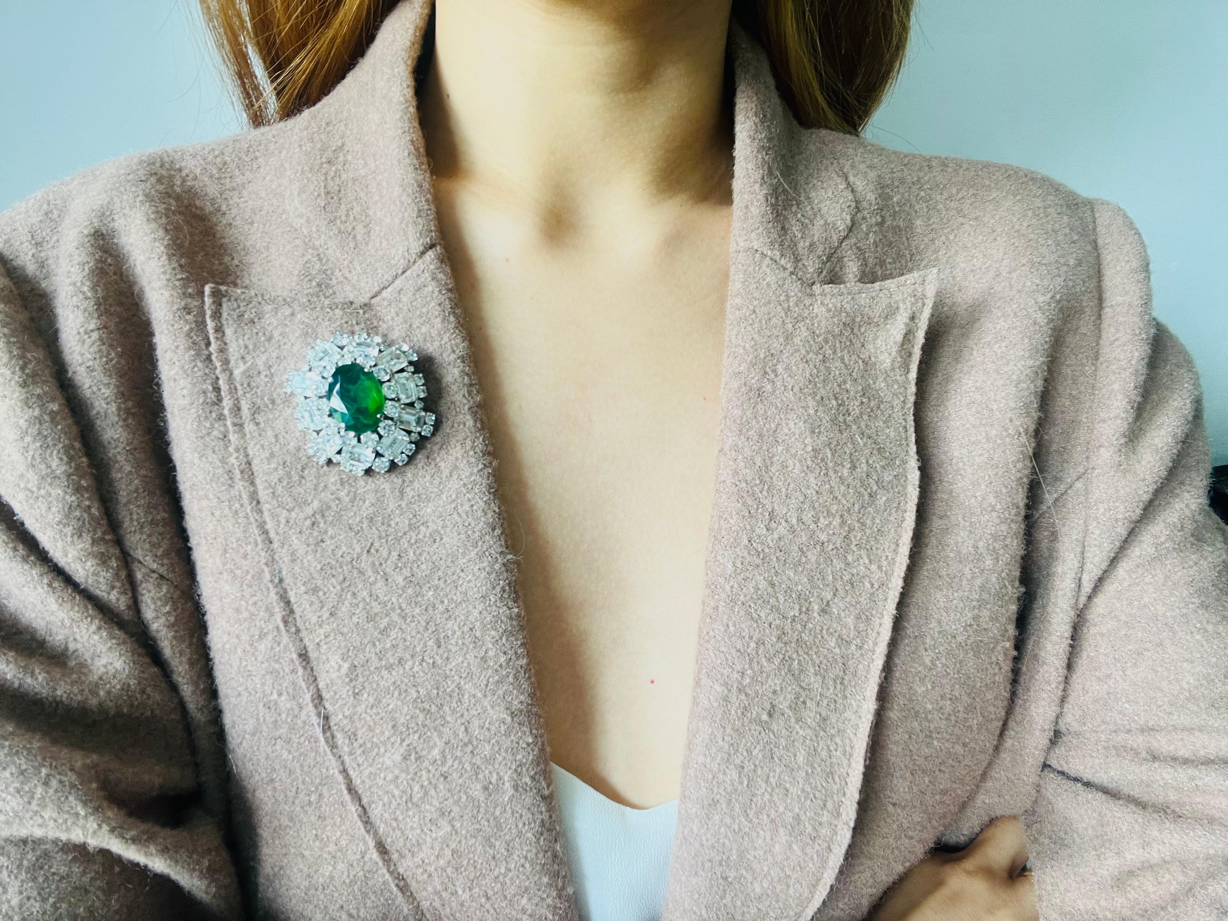 Christian Dior Vintage 1970 Cristales Ovalados Verde Esmeralda Broche Cúpula Marquesa en venta 2