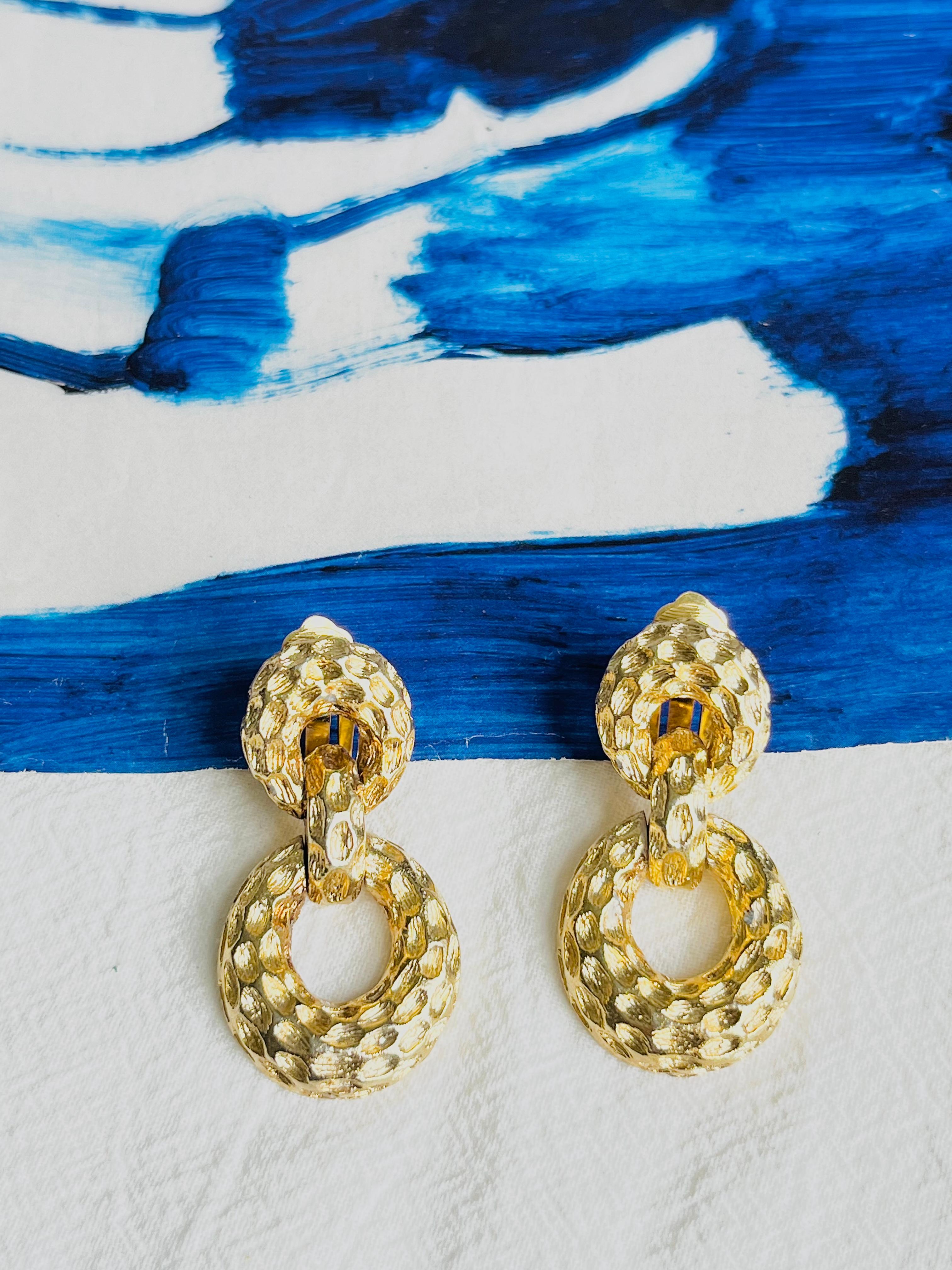 Christian Dior Vintage 1970 Textured Circle Oval Hoop Drop Chunky Clip Earrings In Good Condition For Sale In Wokingham, England