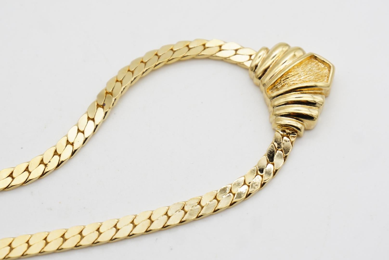 Christian Dior Vintage 1970 Triangle Shell Wing Pendant Monderist Gold Necklace en venta 5