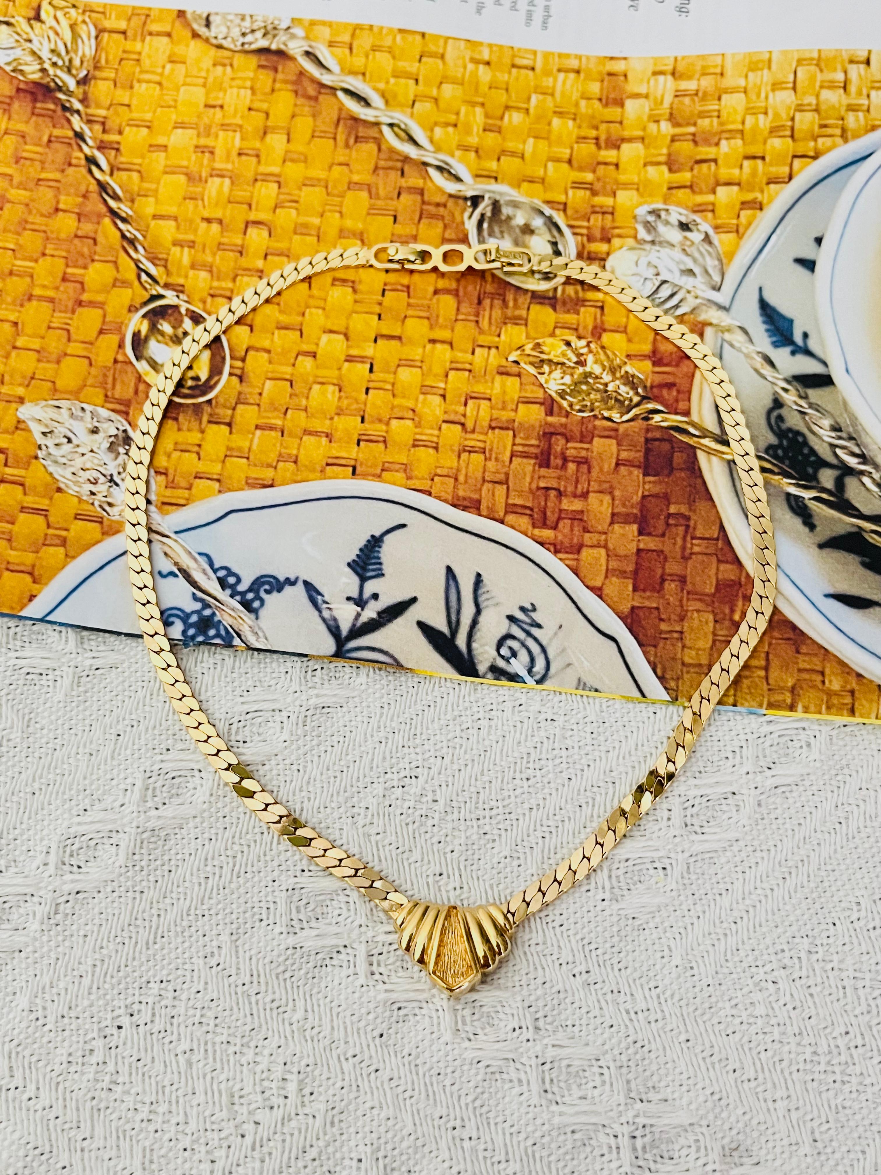 Christian Dior Vintage 1970s Unisex Triangle Shell Wing Pendant Monderist Necklace, Gold Tone

Very good condition. Maybe some very light scratches or colour loss, barely noticeable. 100% Genuine.

Marked at clasp. Very good price.

Material: Gold