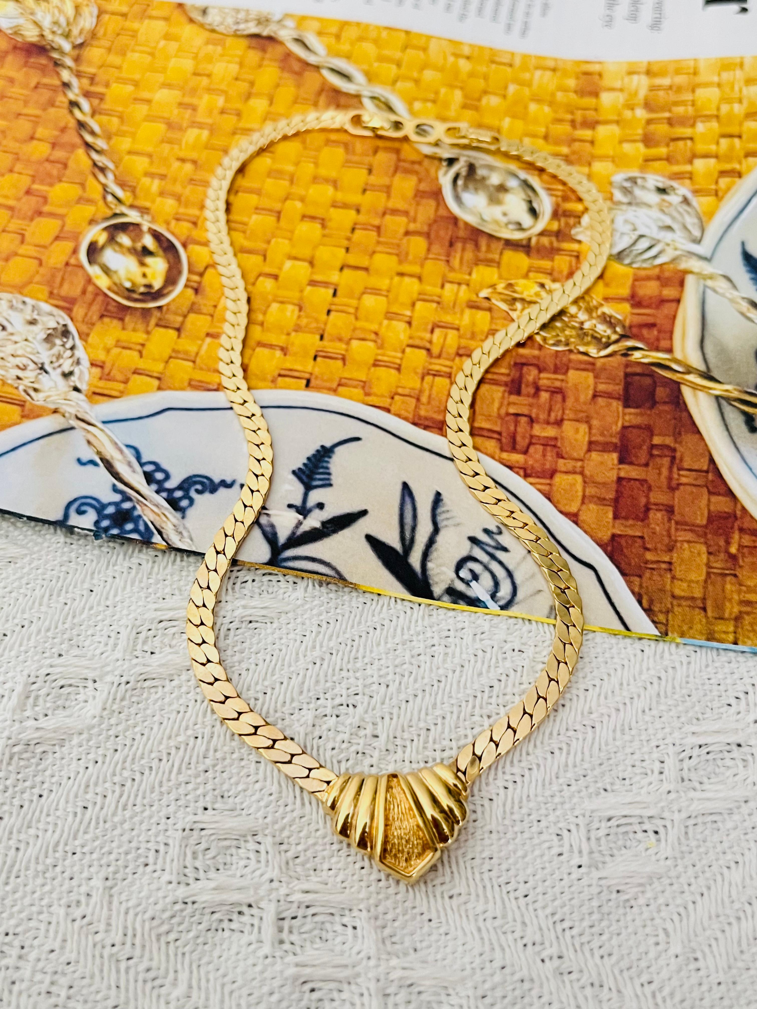Christian Dior Vintage 1970 Triangle Shell Wing Pendant Monderist Gold Necklace Art Decó en venta