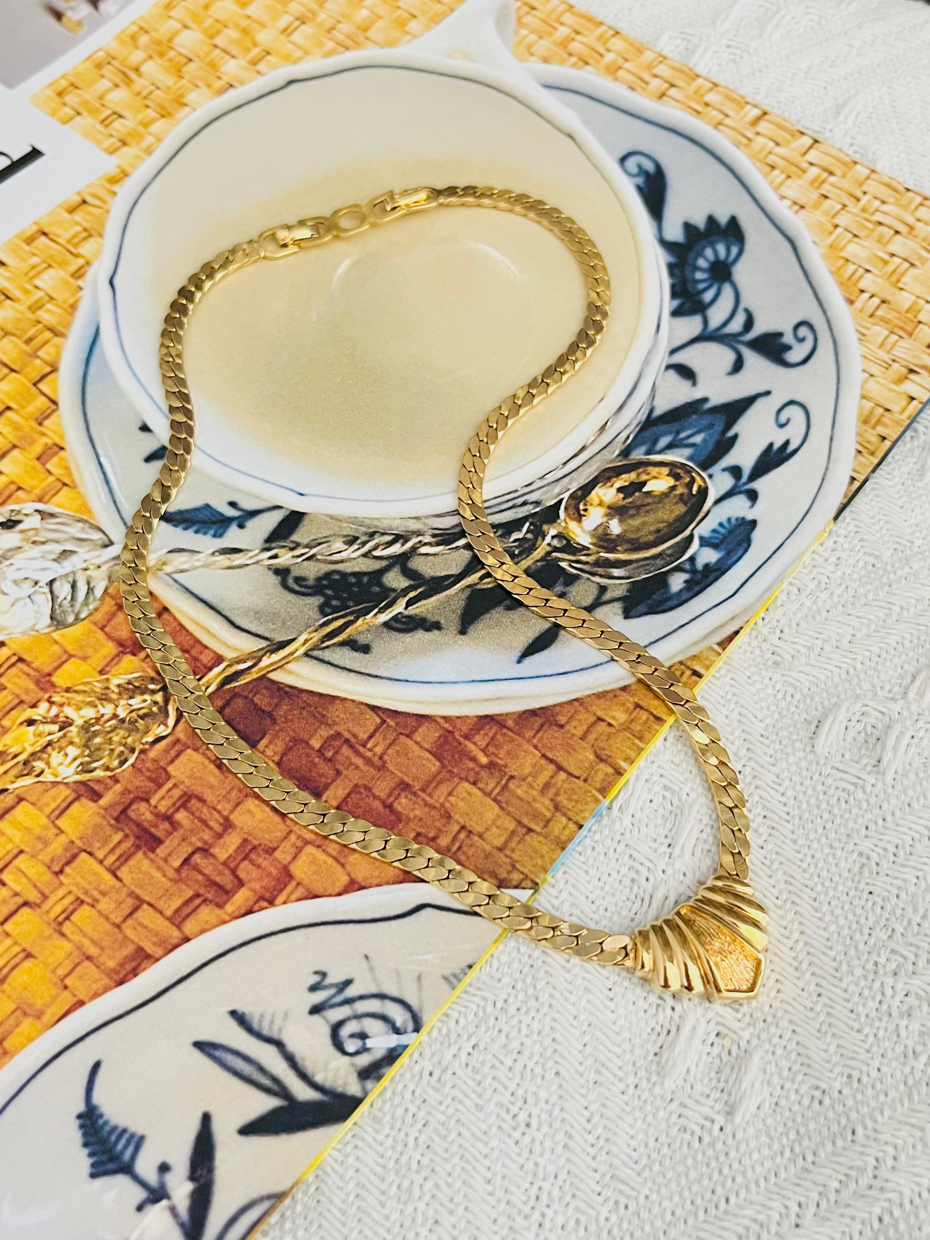 Christian Dior Vintage 1970 Triangle Shell Wing Pendant Monderist Gold Necklace en Excelente estado para la venta en Wokingham, England