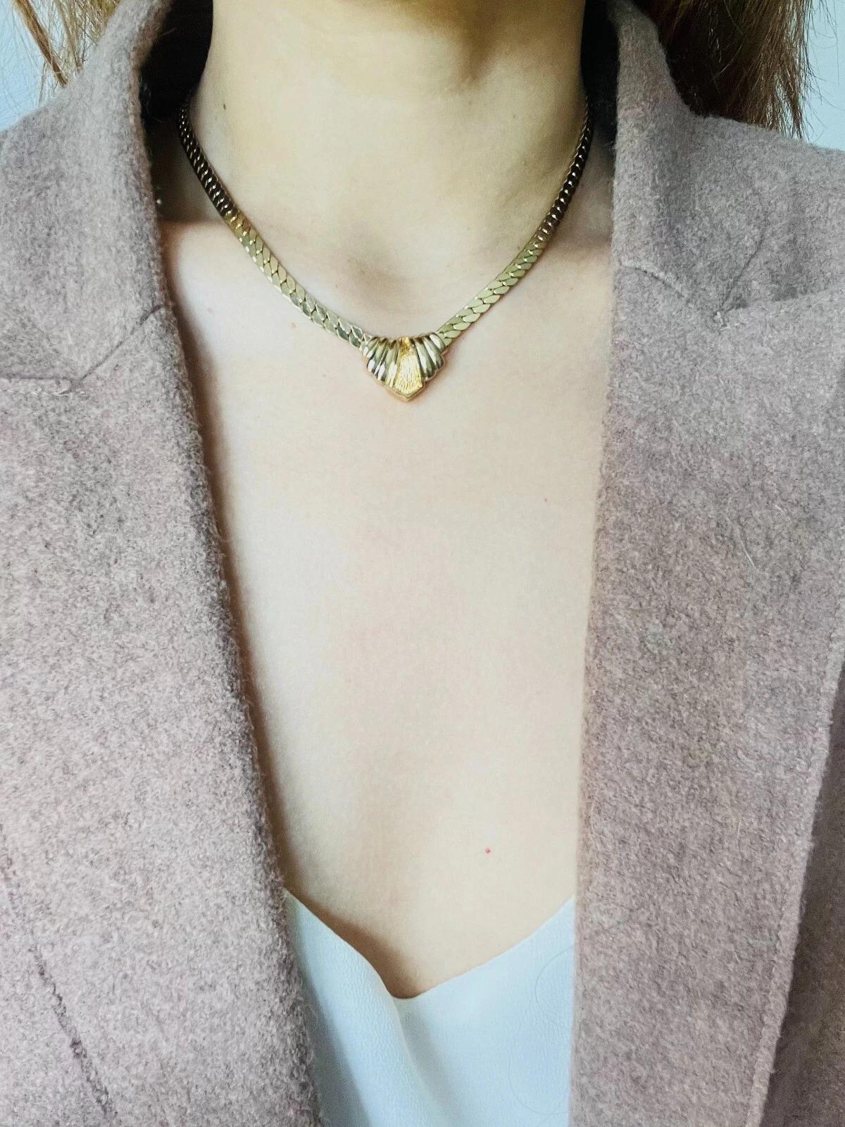 Christian Dior Vintage 1970 Triangle Shell Wing Pendant Monderist Gold Necklace en venta 1