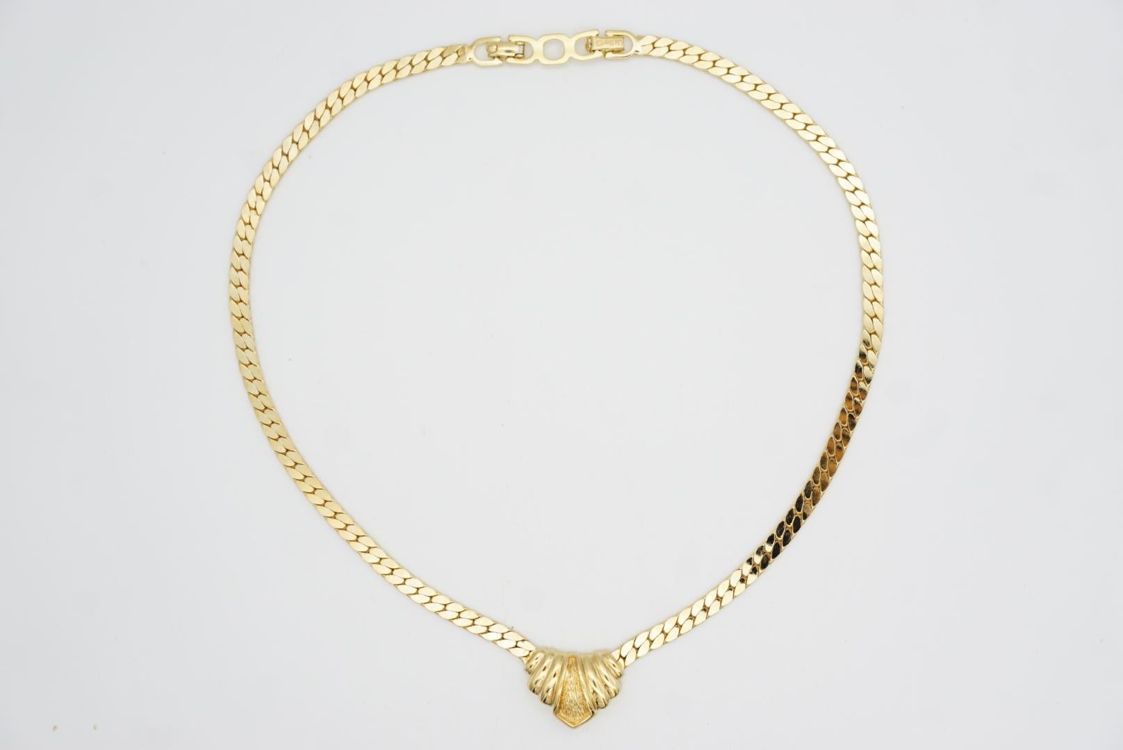 Christian Dior Vintage 1970 Triangle Shell Wing Pendant Monderist Gold Necklace en venta 2