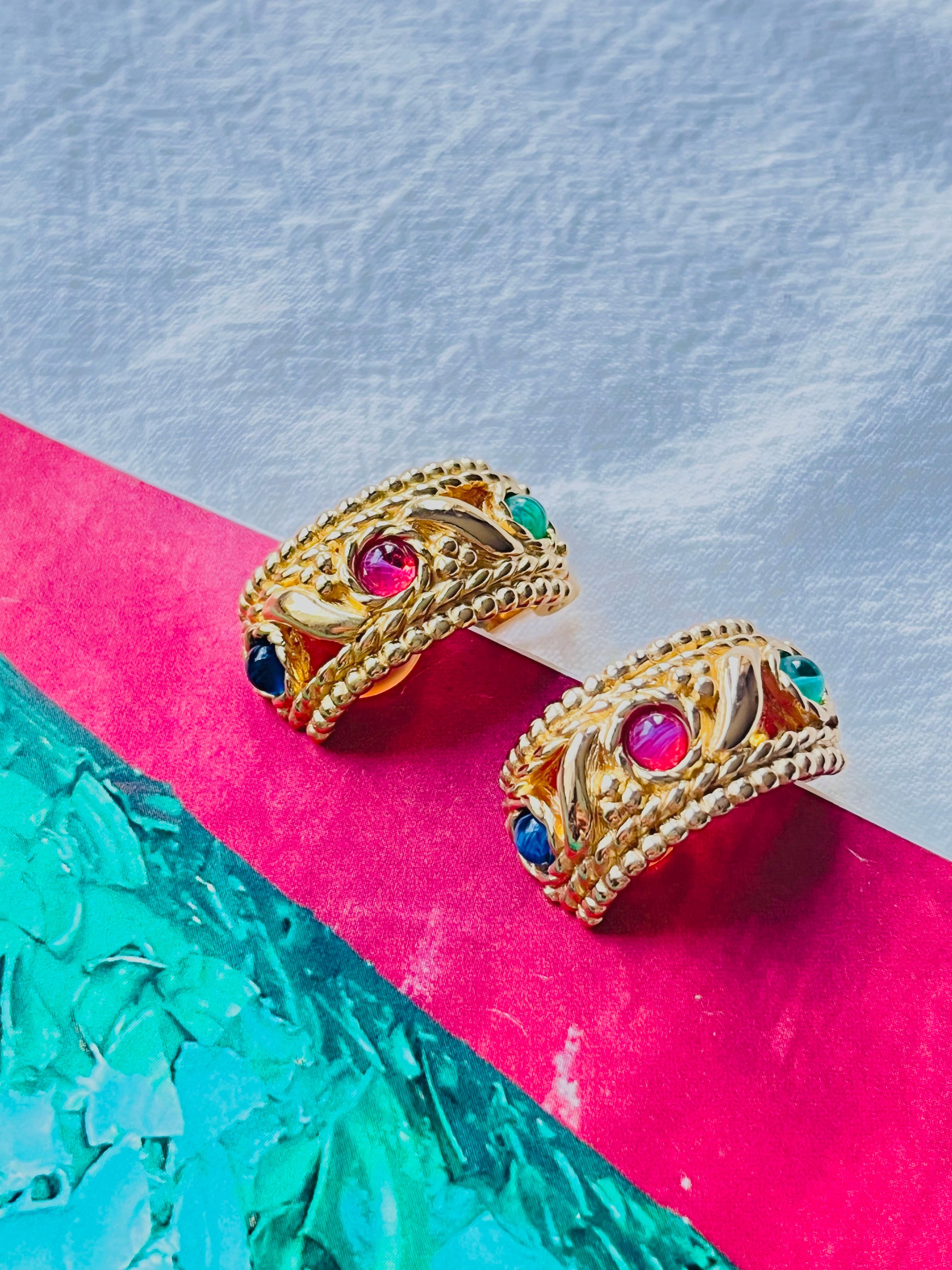 Christian Dior Vintage 1970s Baroque Gripoix Emerald Sapphire Ruby Dome Half Hoop Openwork Exquisite Clip Earrings, Gold Tone

Very excellent condition. Vintage and rare to find. 100% Genuine.

A very beautiful pair of clip on earrings by Chr. DIOR,