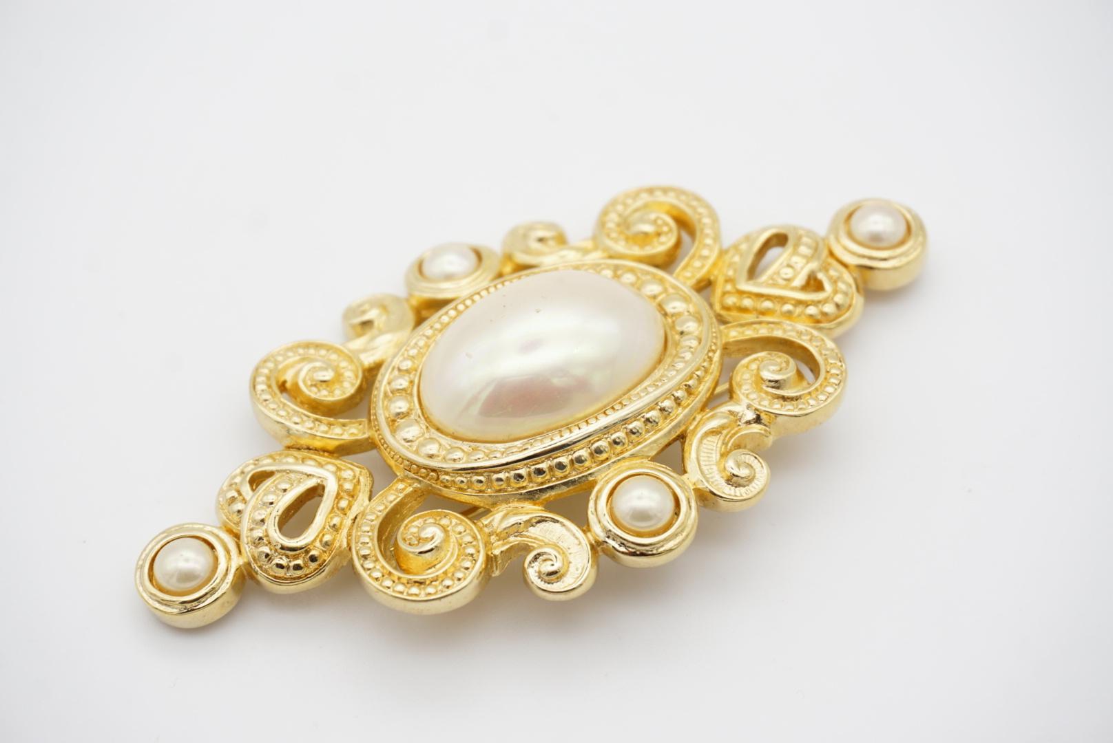 Christian Dior Vintage 1970s Baroque Huge Oval Pearl Heart Openwork Gold Brooch  For Sale 2