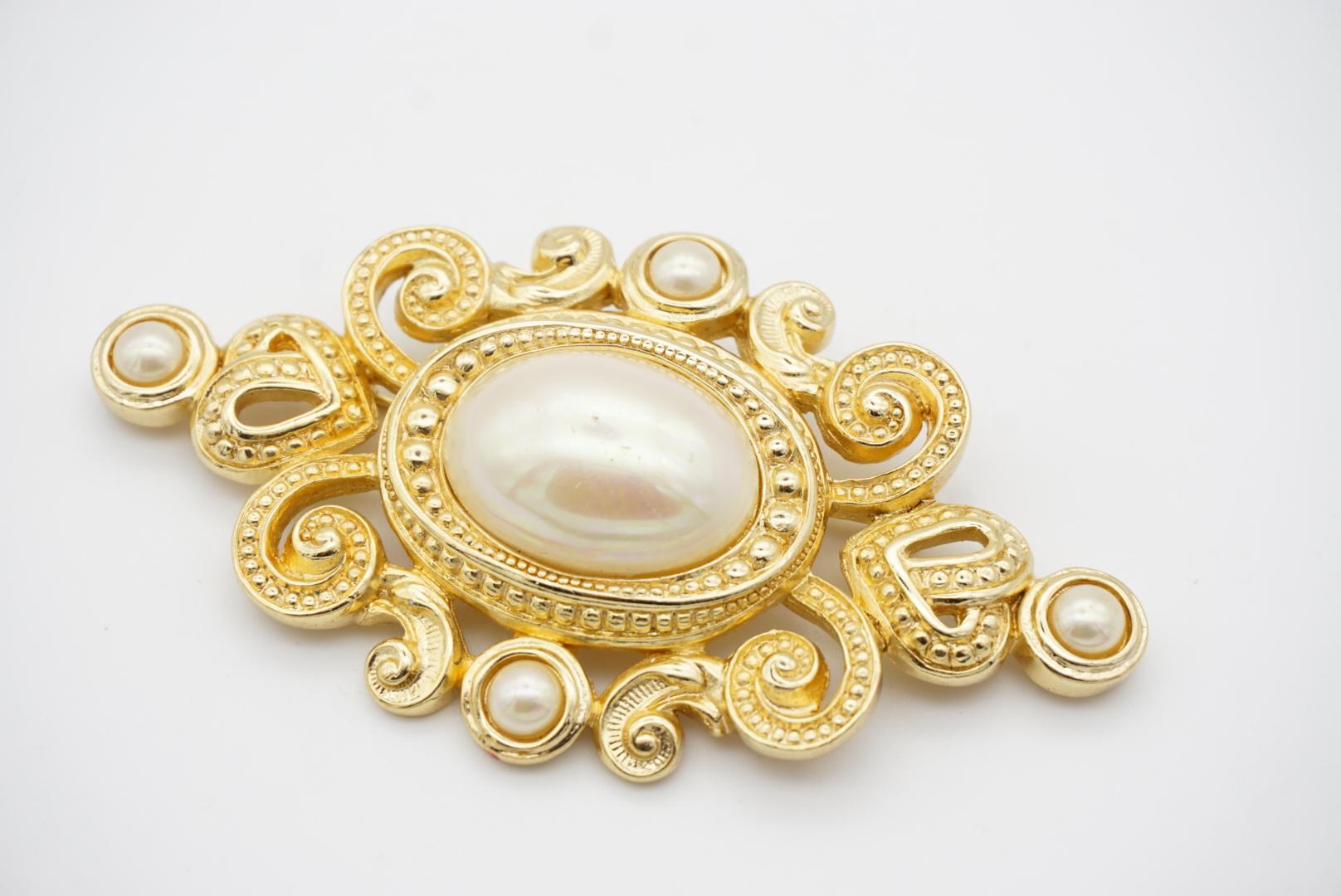Christian Dior Vintage 1970s Baroque Huge Oval Pearl Heart Openwork Gold Brooch  For Sale 3