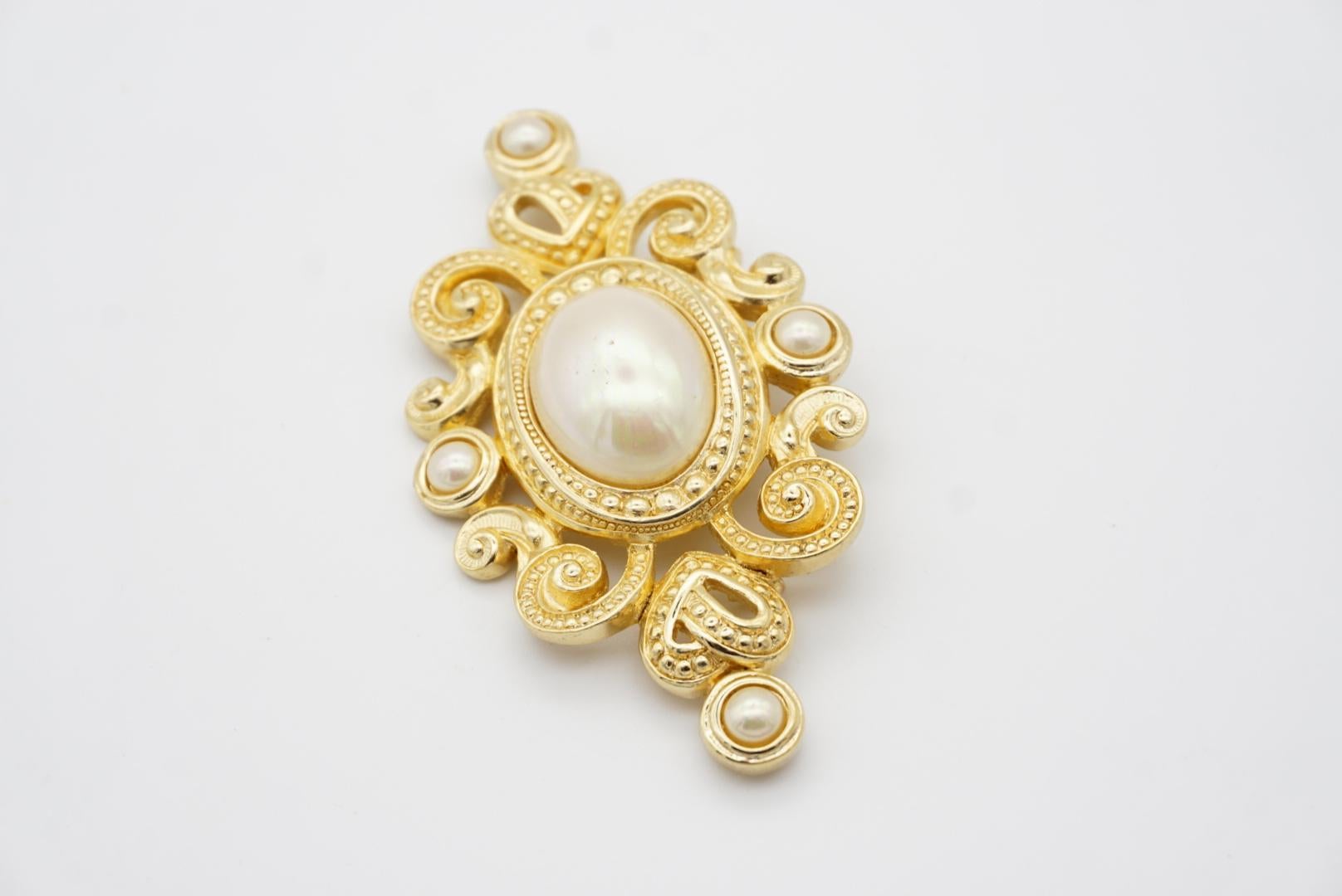 Christian Dior Vintage 1970s Baroque Huge Oval Pearl Heart Openwork Gold Brooch  For Sale 4