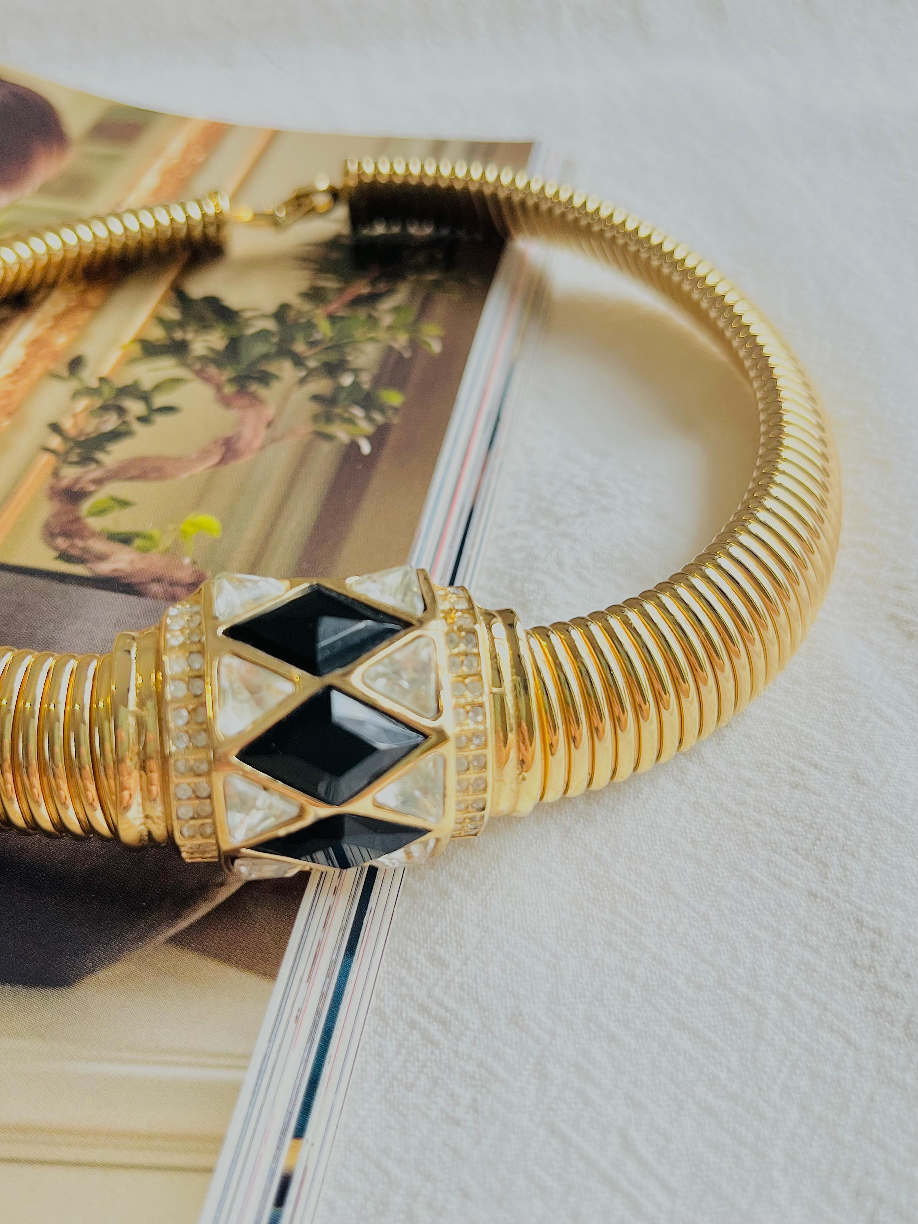 Christian Dior Vintage 1970s Black Diamonds Crystals Pendant Ribbed Omega Chunky Choker Necklace, Gold Plated

Very good condition. Marked 'Chr.Dior (C) '. 100% Genuine.

Light scratches or color loss, barely noticeable.

It is over 50 years old.