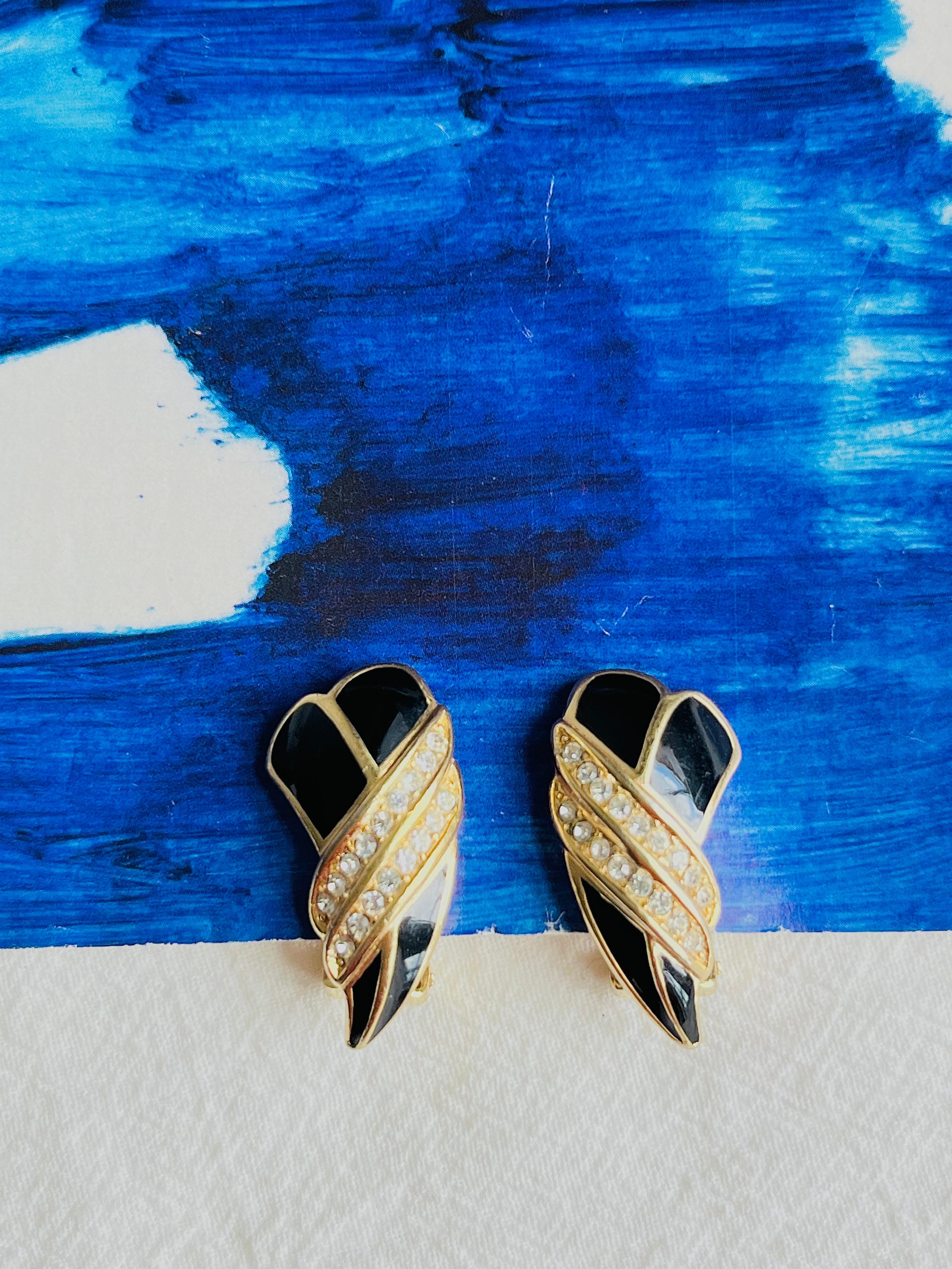 Christian Dior Vintage 1970er Jahre Schwarz Emaille Kristalle Krawatten-Knoten-Clip-Ohrringe im Zustand „Gut“ im Angebot in Wokingham, England