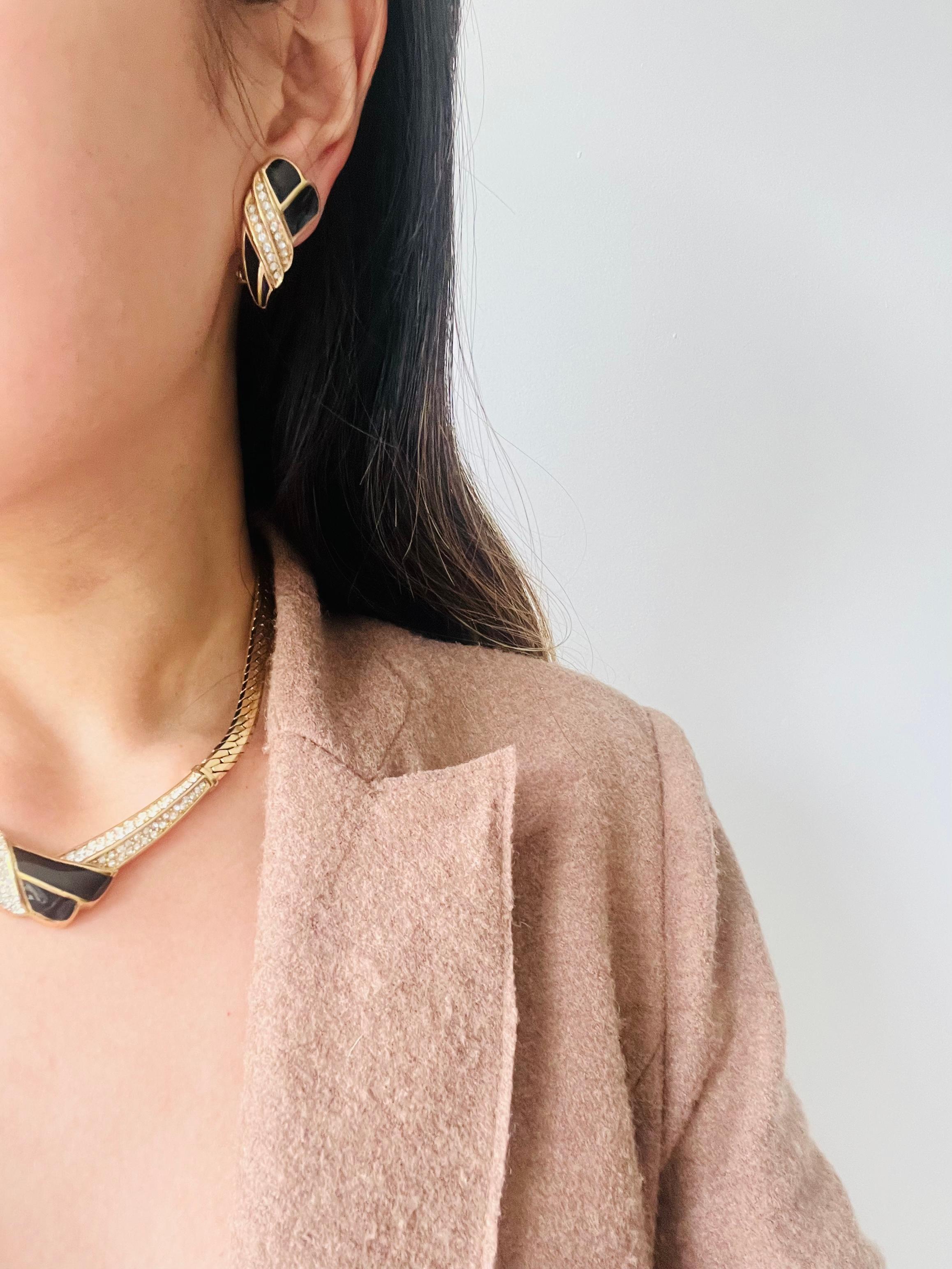 Christian Dior Vintage 1970er Jahre Schwarz Emaille Kristalle Krawatten-Knoten-Clip-Ohrringe im Angebot 1