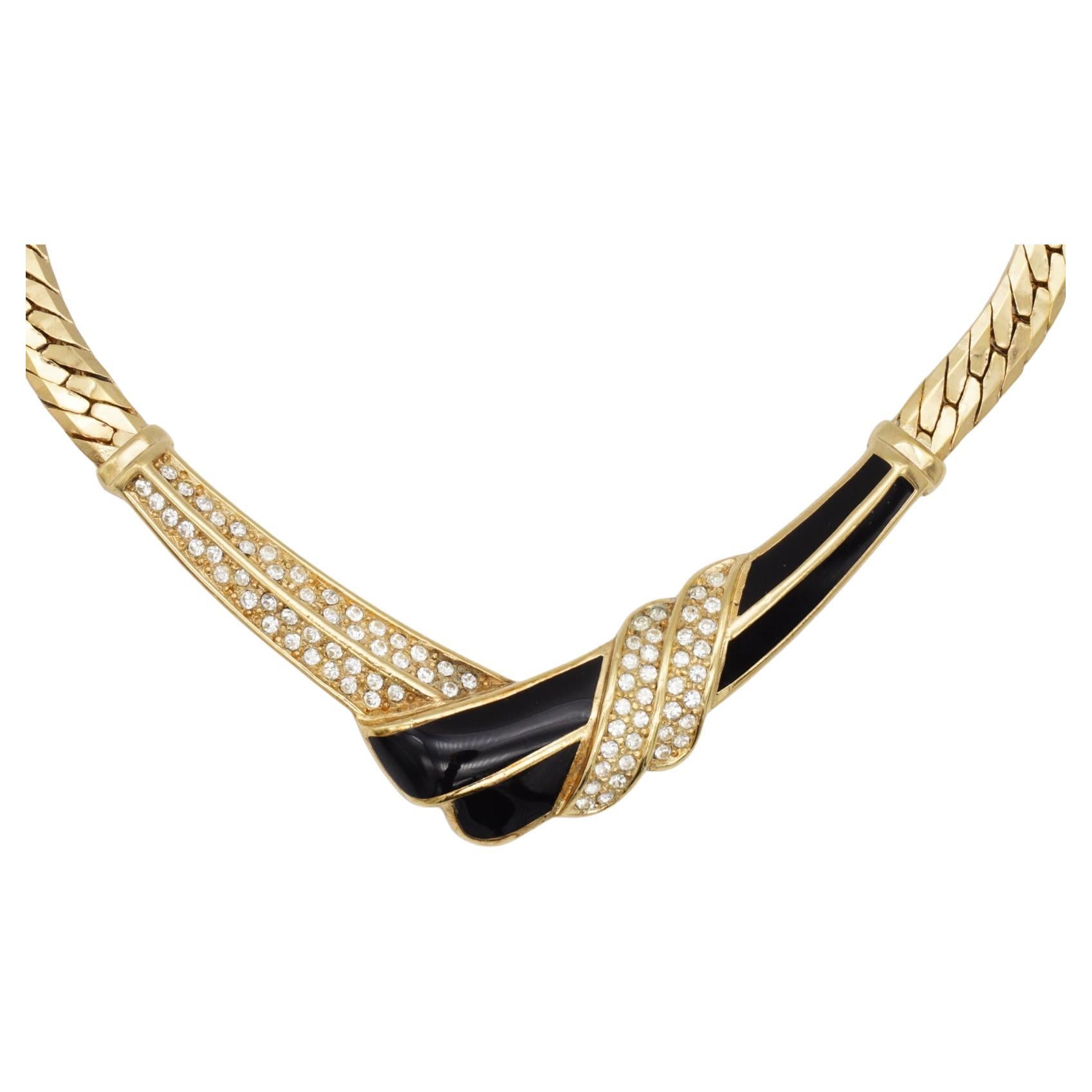 Christian Dior Vintage 1970 Email Noir Cristaux Nœud Triangle Pendentif Coeur Moderniste, Plaqué Or

Très bon état. Très légères rayures ou pertes de couleur, à peine perceptibles. 100% authentique.

Il a environ 50 ans. Il s'agit d'un bijou très