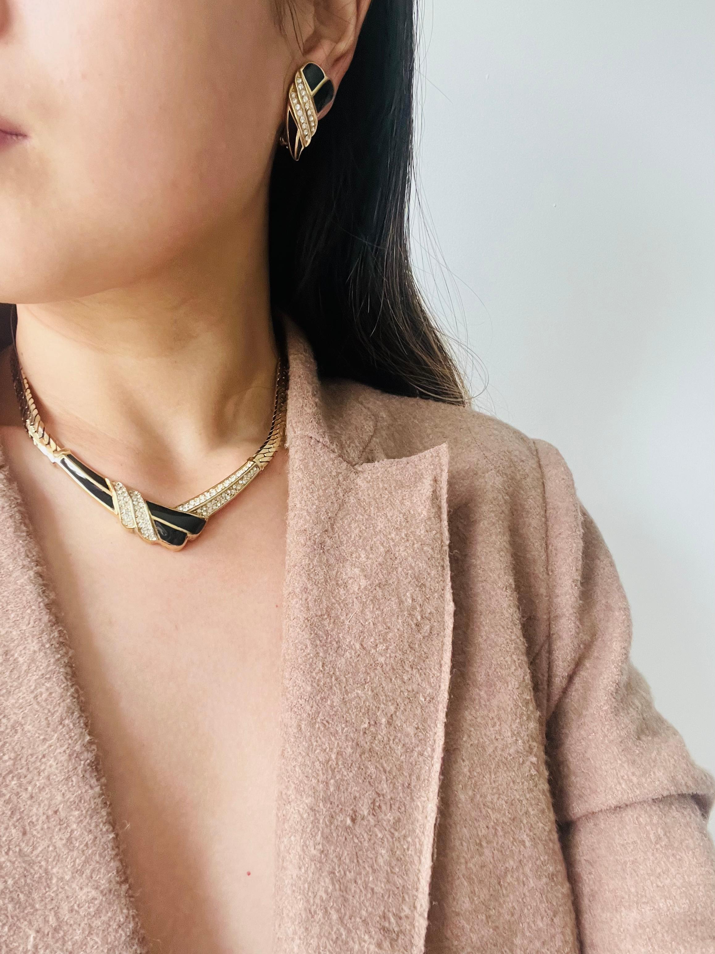 Christian Dior Vintage 1970s Black Enamel Crystals Tie Knot Triangle Neck Collier en vente 2