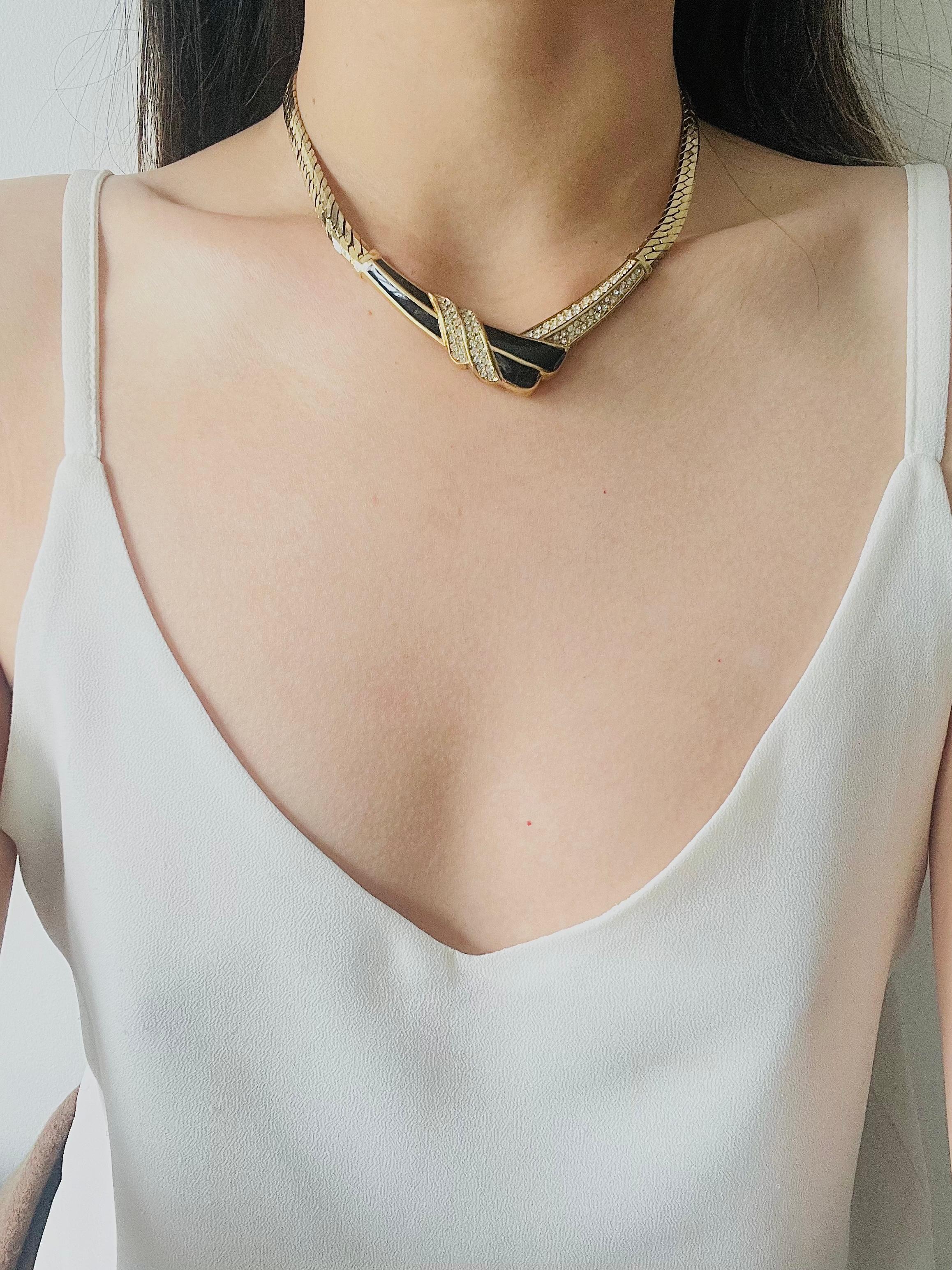Christian Dior Vintage 1970s Black Enamel Crystals Tie Knot Triangle Neck Collier en vente 3