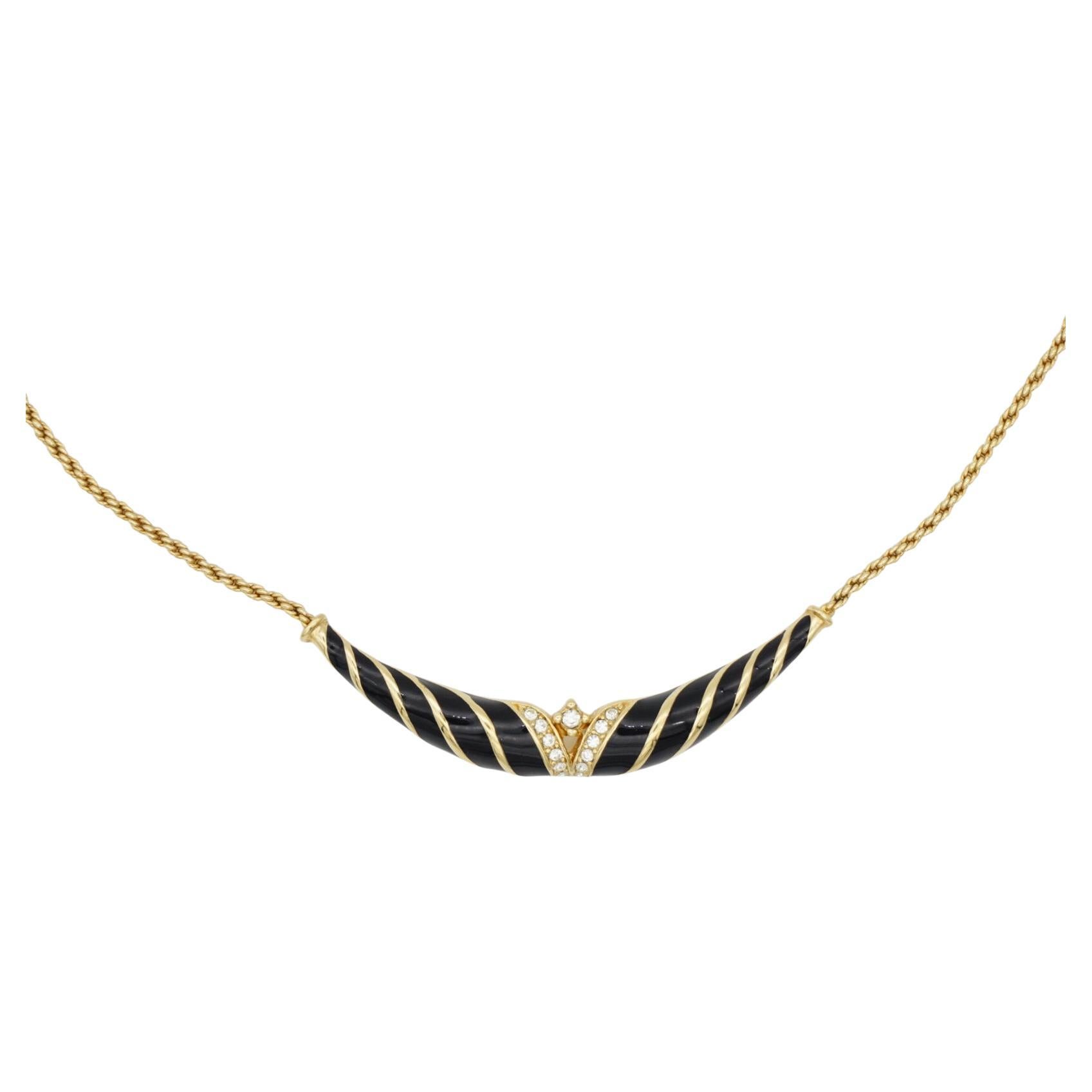 Christian Dior Vintage 1970s Schwarz Emaille Twist Lange Bar Kristalle Halbmond Modenist Elegant Halskette, vergoldet

Sehr guter Zustand. 100% echt. Selten zu finden. Gezeichnet 'Chr.Dior (C) '

Sie ist etwa 50 Jahre alt. Dies ist ein sehr