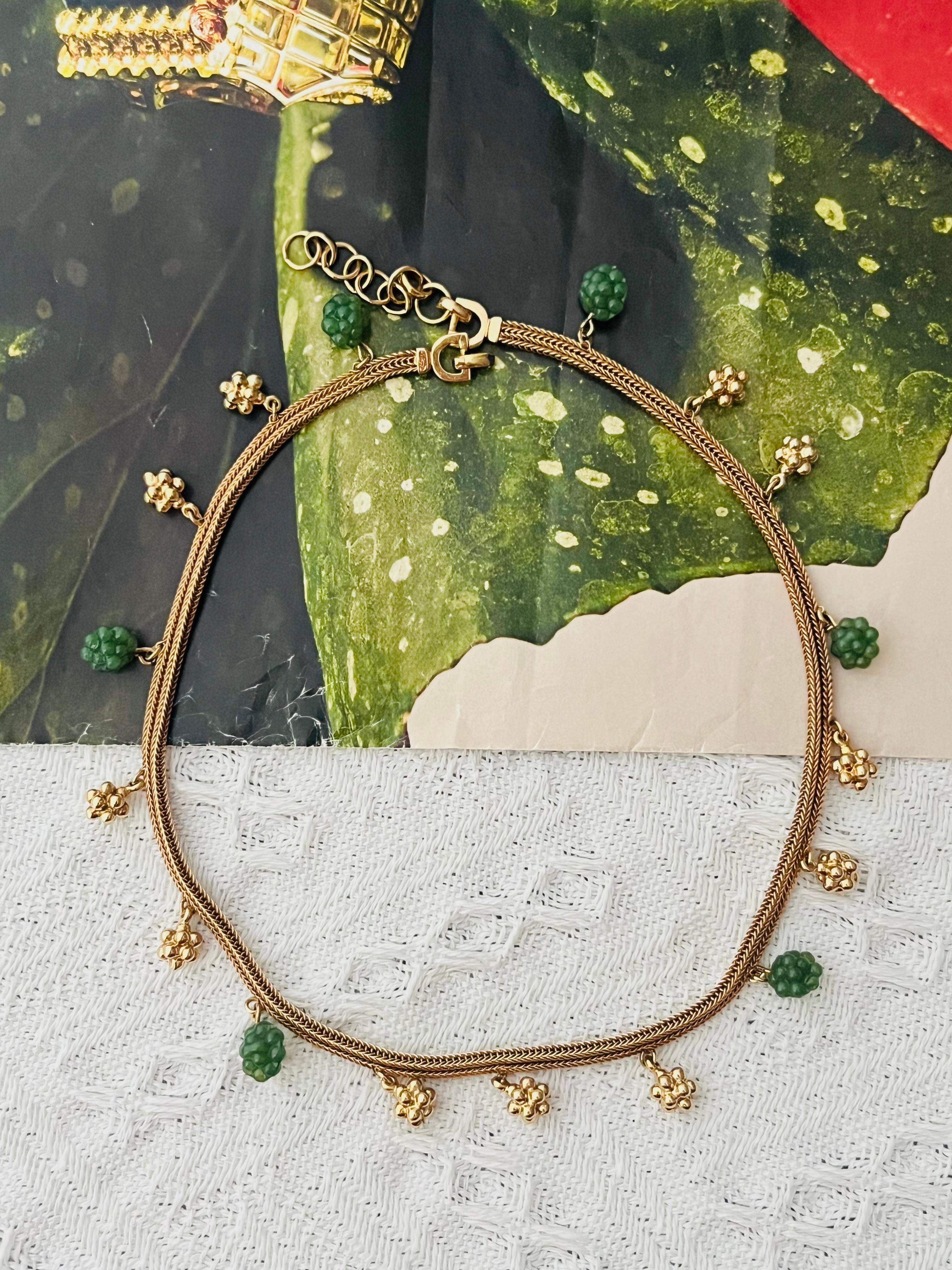 Christian Dior Vintage 1970 Racimo Esmeralda Verde Uva Fruta Gota Colgante Pechera Malla Elegante Collar, Chapado en Oro

Muy buen estado. Quizá ligeros arañazos o pérdida de color, apenas perceptibles. 100% original.

Marcado 'Chr.Dior (C) '. Muy