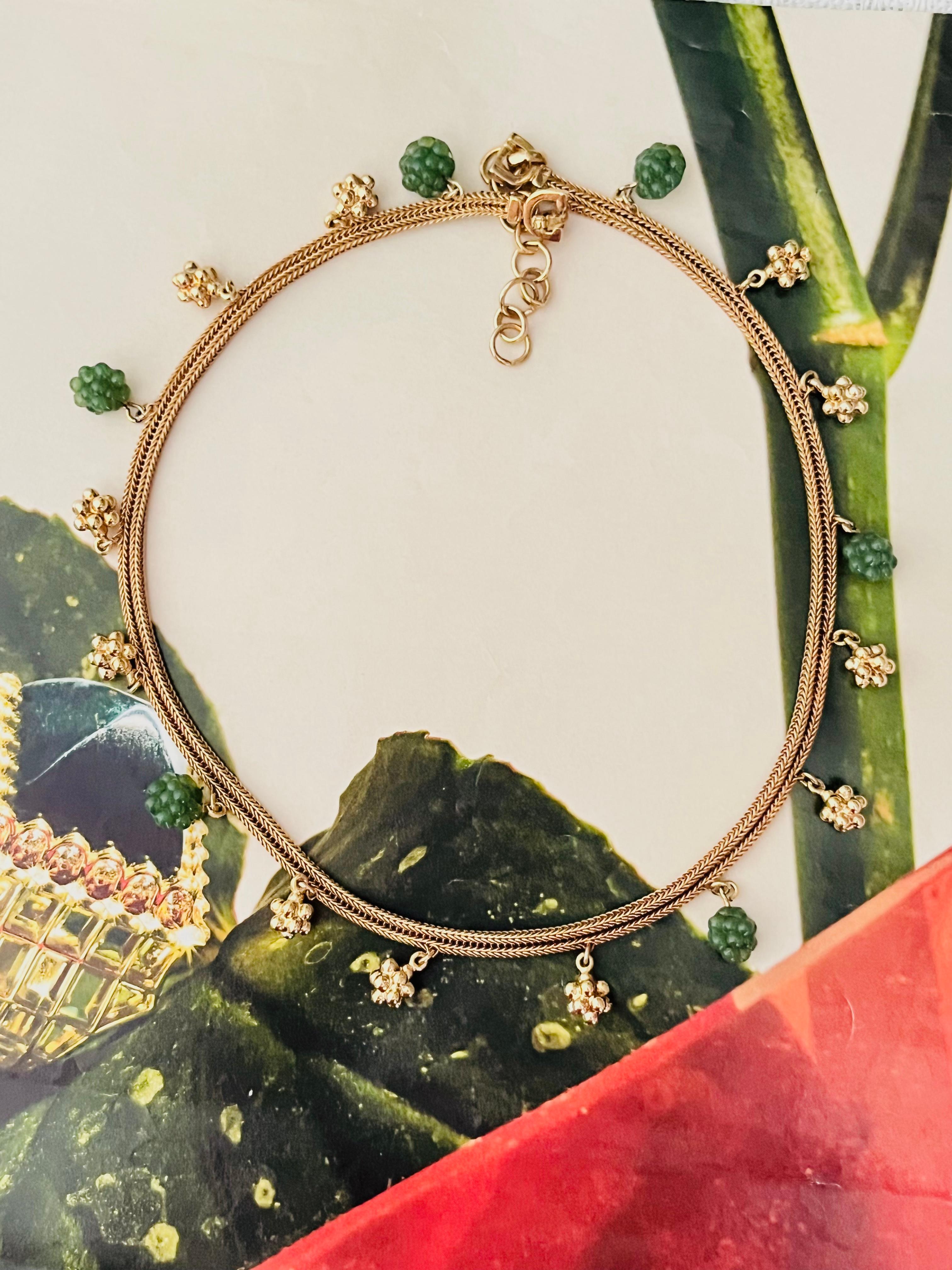 Christian Dior Vintage Años 70 Racimo Esmeralda Fruta Uva Charms Malla Collar en Bueno estado para la venta en Wokingham, England