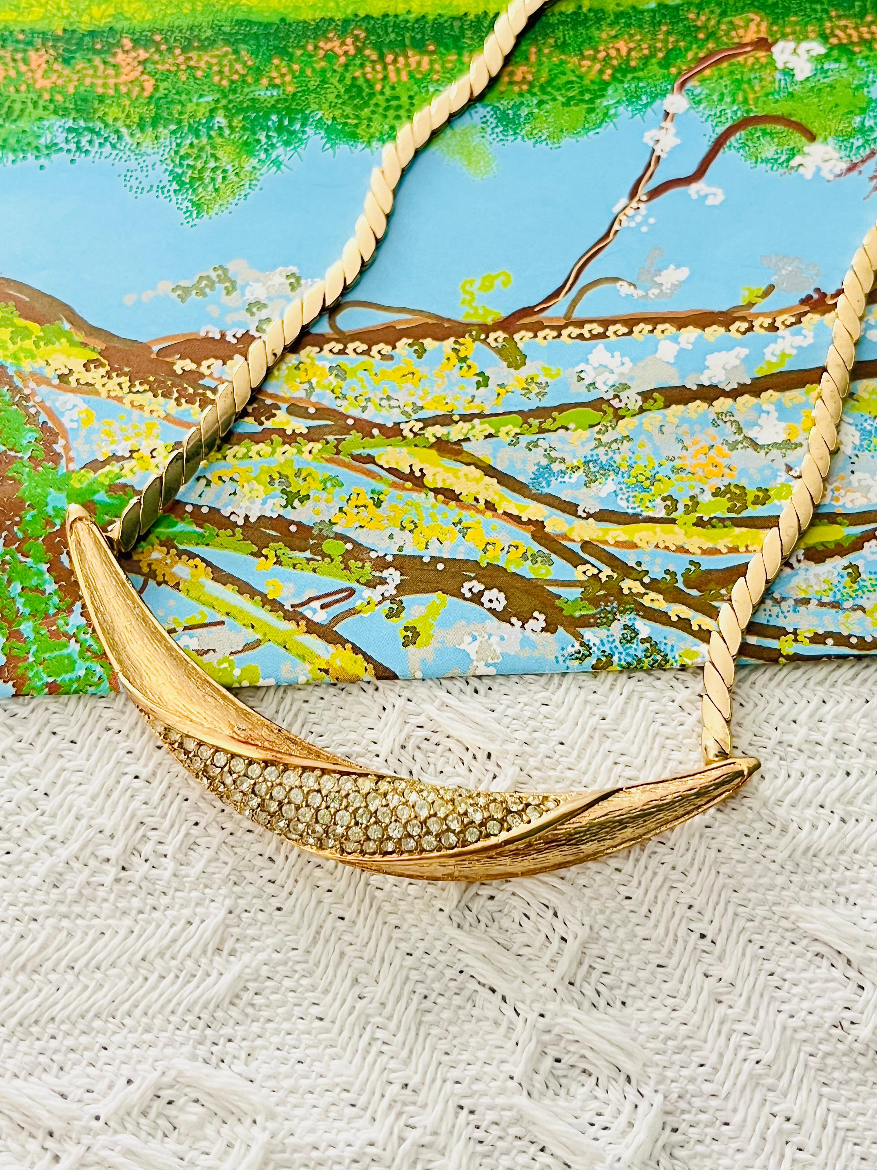 Christian Dior Vintage 1970s Unisex Crystals Long Crescent Moon Pendant Pendant Elegant Modernist Necklace, Gold Plated

Very good condition. Light scratches or colour loss, barely noticeable. 100% Genuine.

It is around 50 years old. This is a very