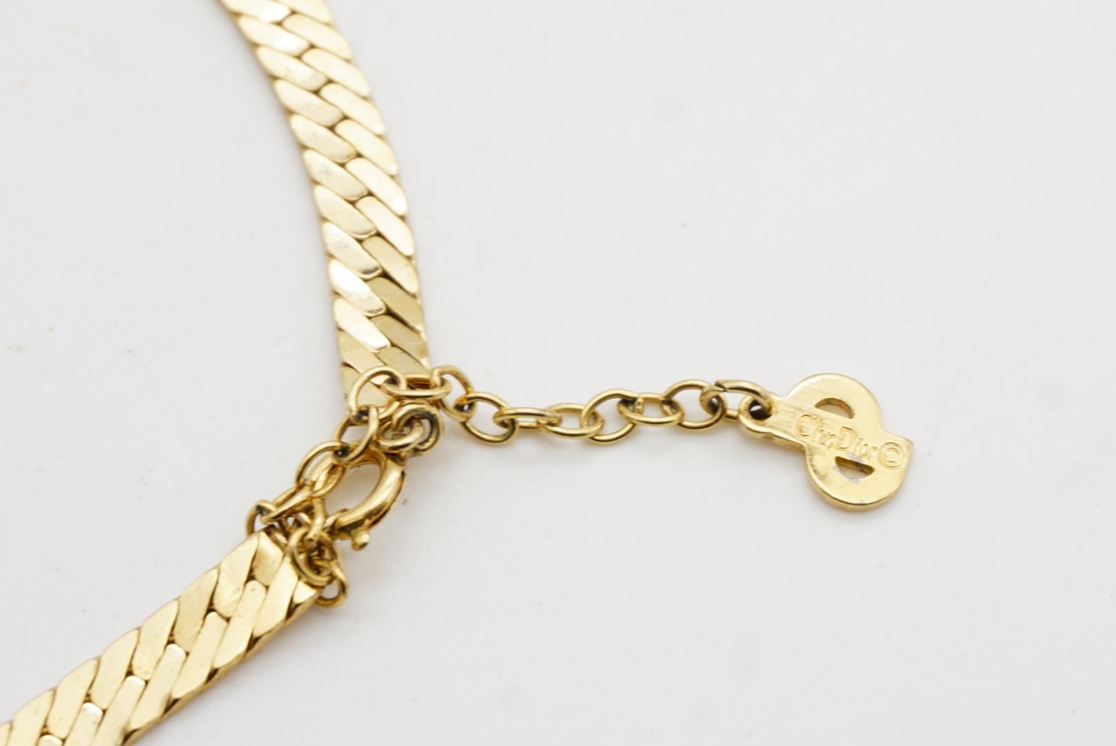 Christian Dior Collana con ciondolo a triangolo con cristalli quadrati e Arrow, vintage anni '70 in vendita 7