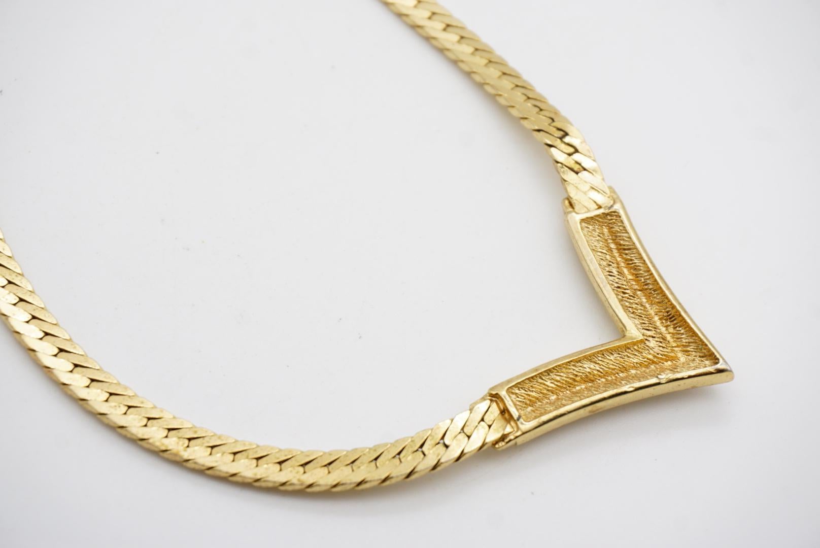 Christian Dior Collana con ciondolo a triangolo con cristalli quadrati e Arrow, vintage anni '70 in vendita 8