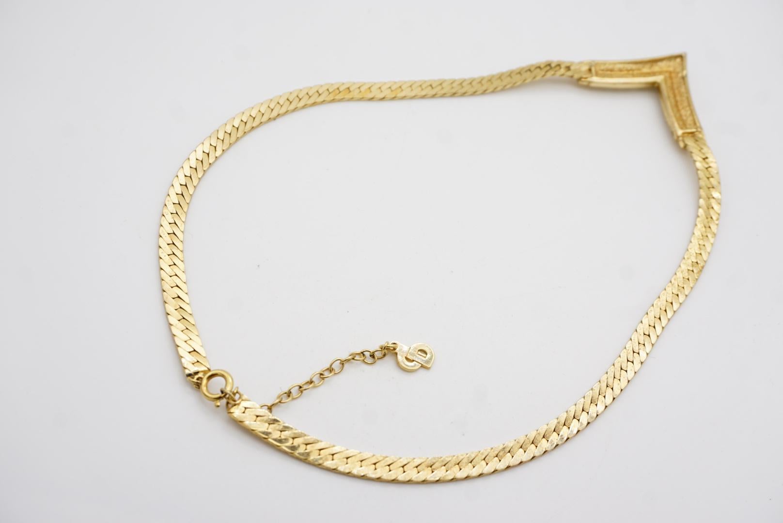 Christian Dior Collana con ciondolo a triangolo con cristalli quadrati e Arrow, vintage anni '70 in vendita 9