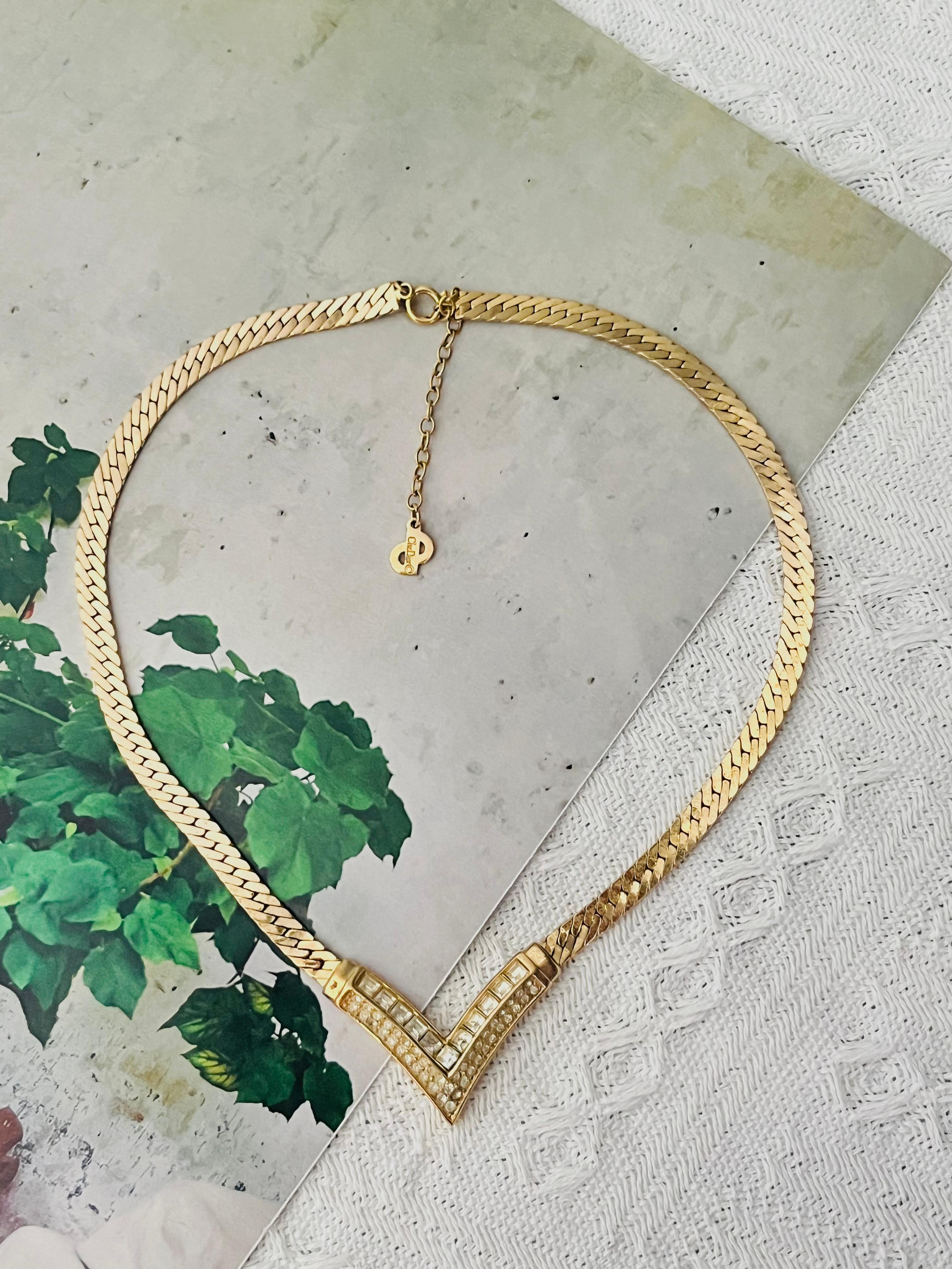 Christian Dior Vintage 1970s Unisex Crystals Square Circle Arrow Triangle Pendant Modernist, Gold Tone

Condizioni eccellenti. Non ci sono pietre perse. Marcato 'Chr.Dior (C)'. 100% autentico.

Ha circa 50 anni. Si tratta di un gioiello molto