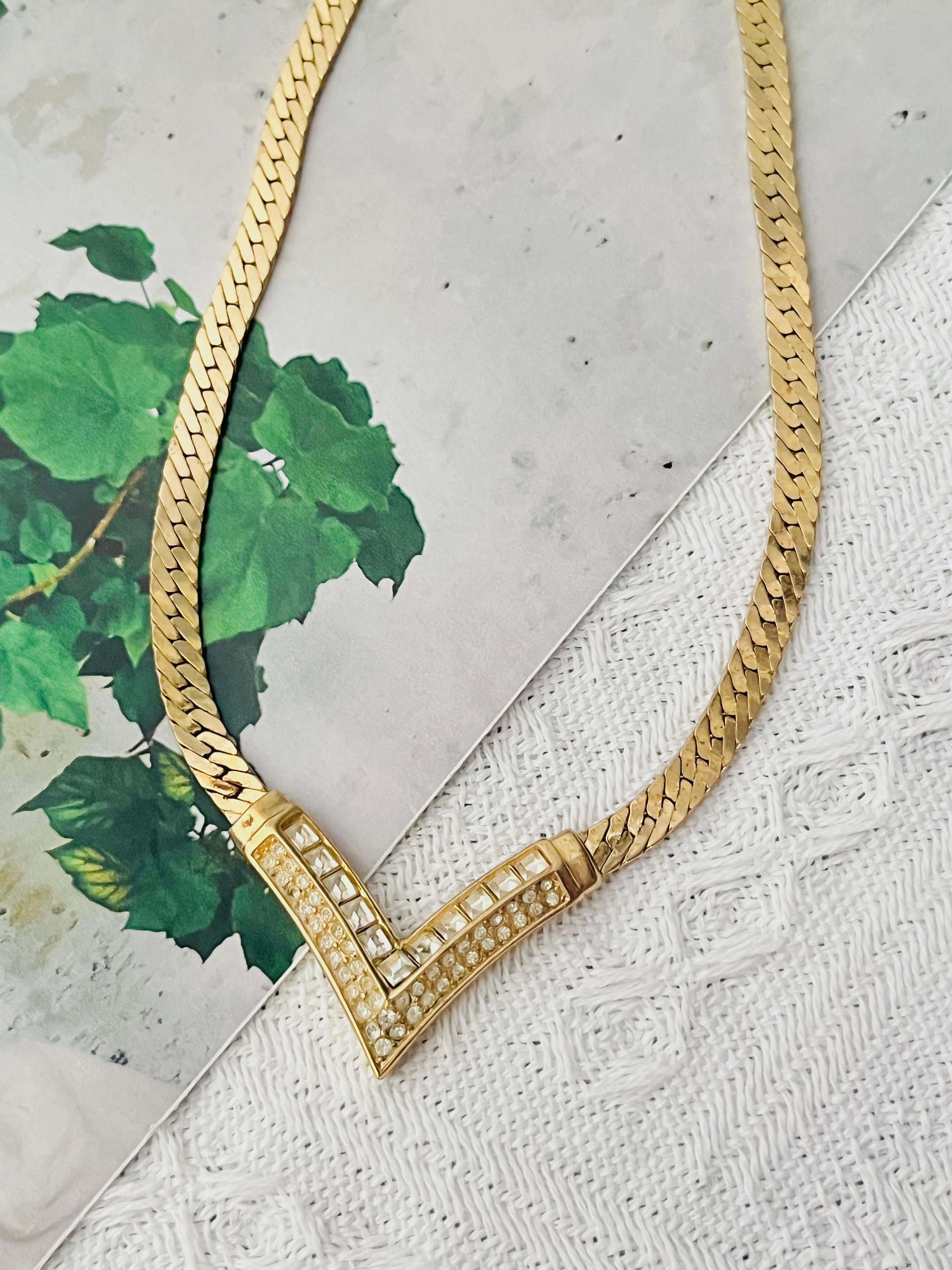 Art Déco Christian Dior Collana con ciondolo a triangolo con cristalli quadrati e Arrow, vintage anni '70 in vendita