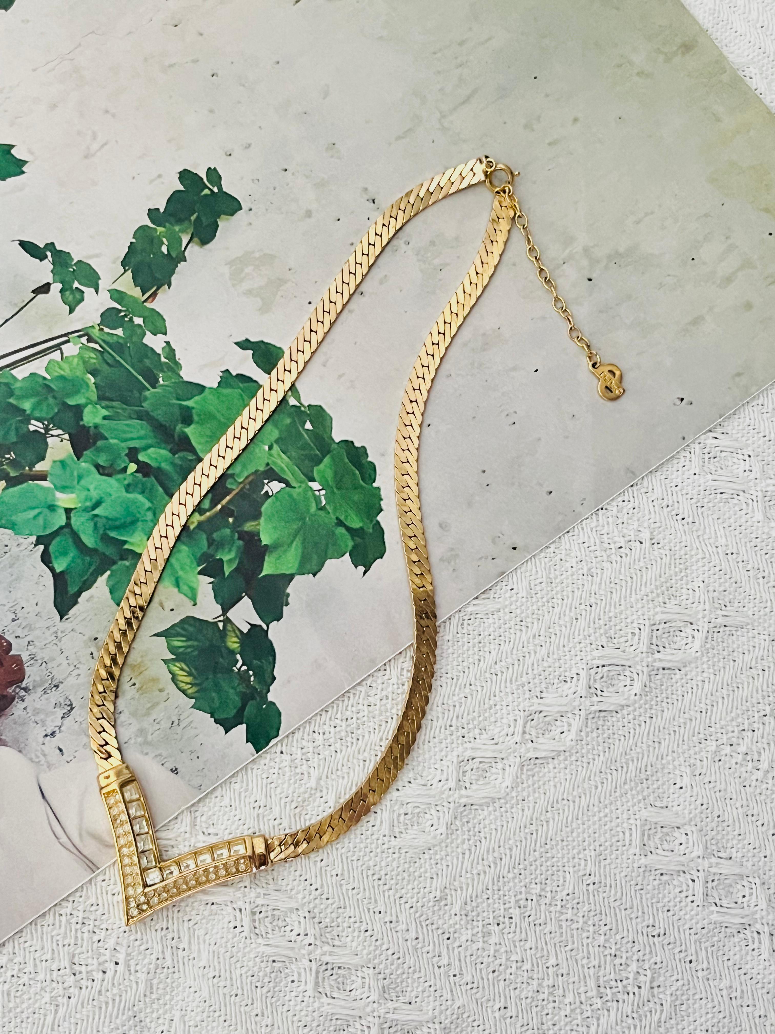 Christian Dior Collana con ciondolo a triangolo con cristalli quadrati e Arrow, vintage anni '70 in vendita 2