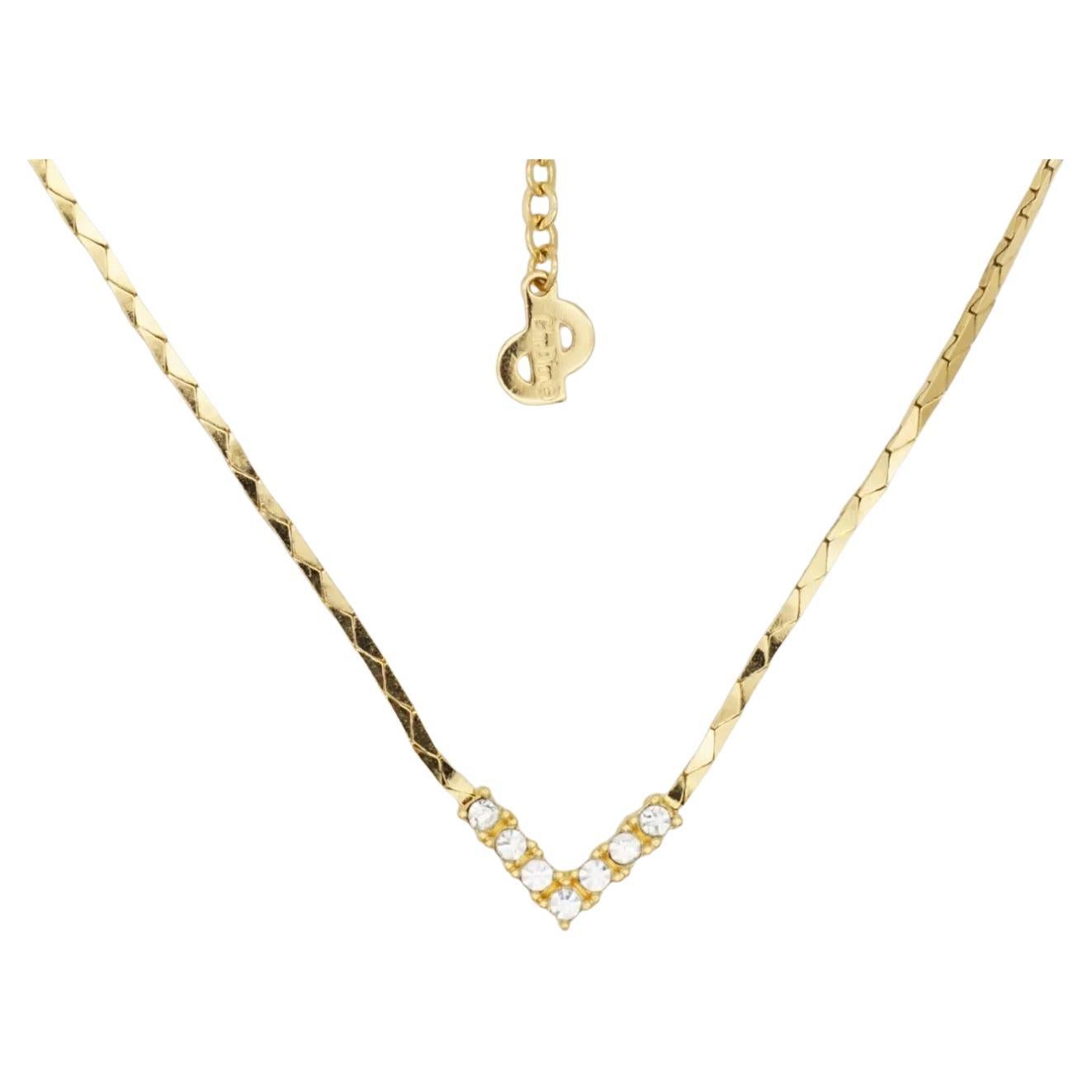 Christian Dior Vintage 1970s Crystals Triangle Pendant Exquisite Chain Necklace, Gold Tone

Christian Dior presenta questa collana a catena in corda che rappresenta la quintessenza della raffinatezza. Realizzato in metallo dorato lucido, il pezzo è
