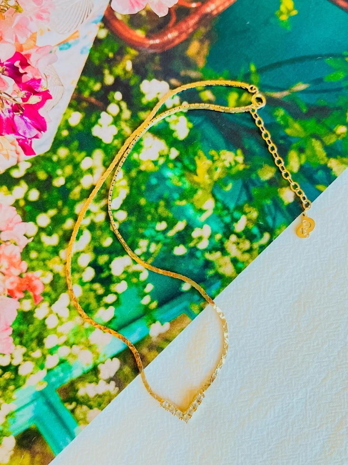 Christian Dior Vintage anni '70, ciondolo a triangolo con cristalli, squisita collana a catena In condizioni ottime in vendita a Wokingham, England