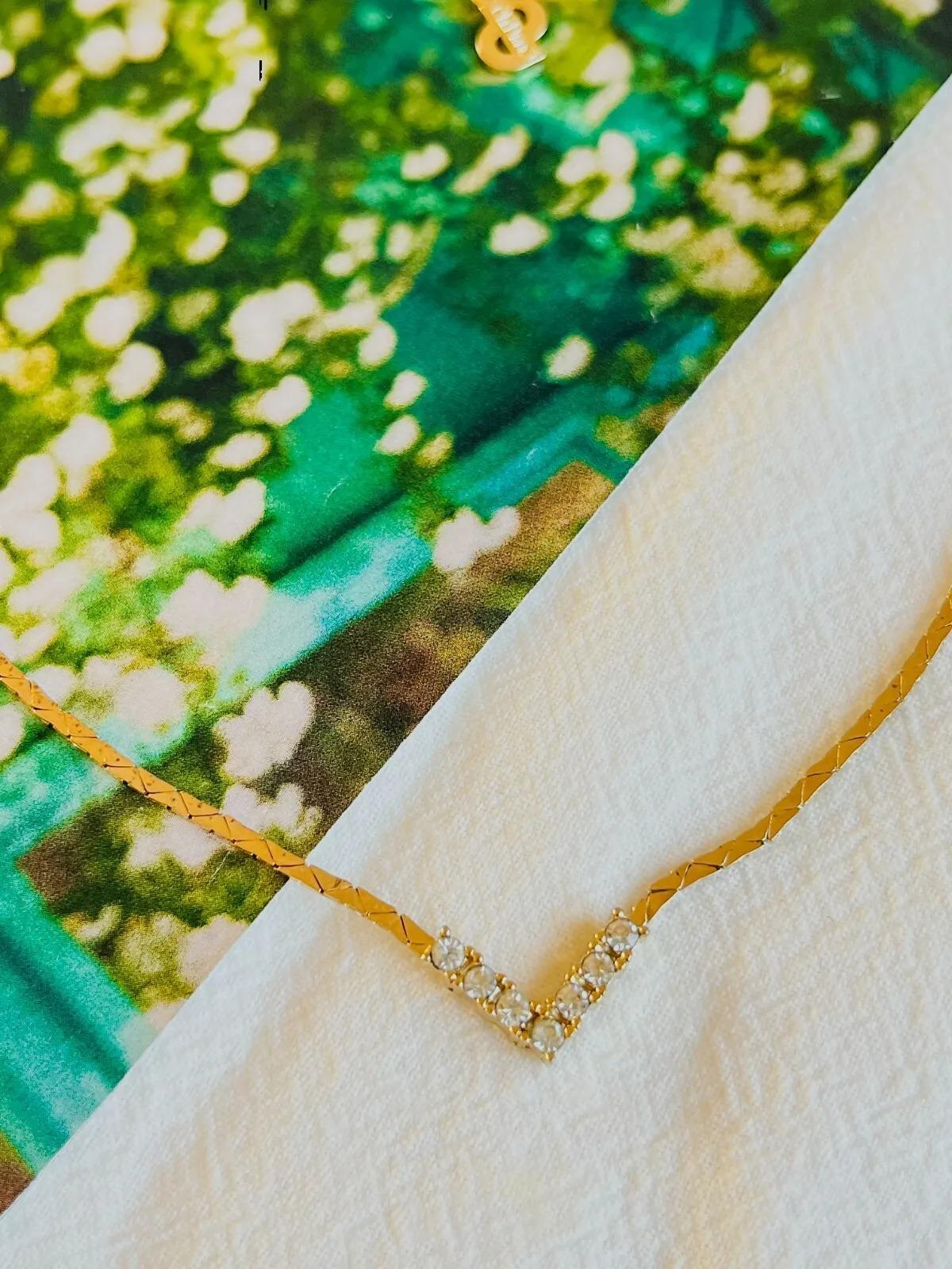 da uomo o donna Christian Dior Vintage anni '70, ciondolo a triangolo con cristalli, squisita collana a catena in vendita