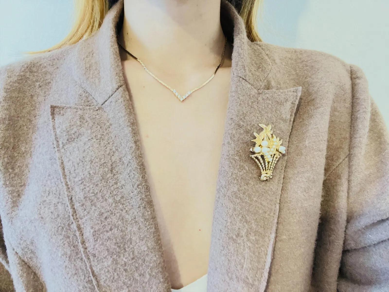 Christian Dior Vintage anni '70, ciondolo a triangolo con cristalli, squisita collana a catena in vendita 1
