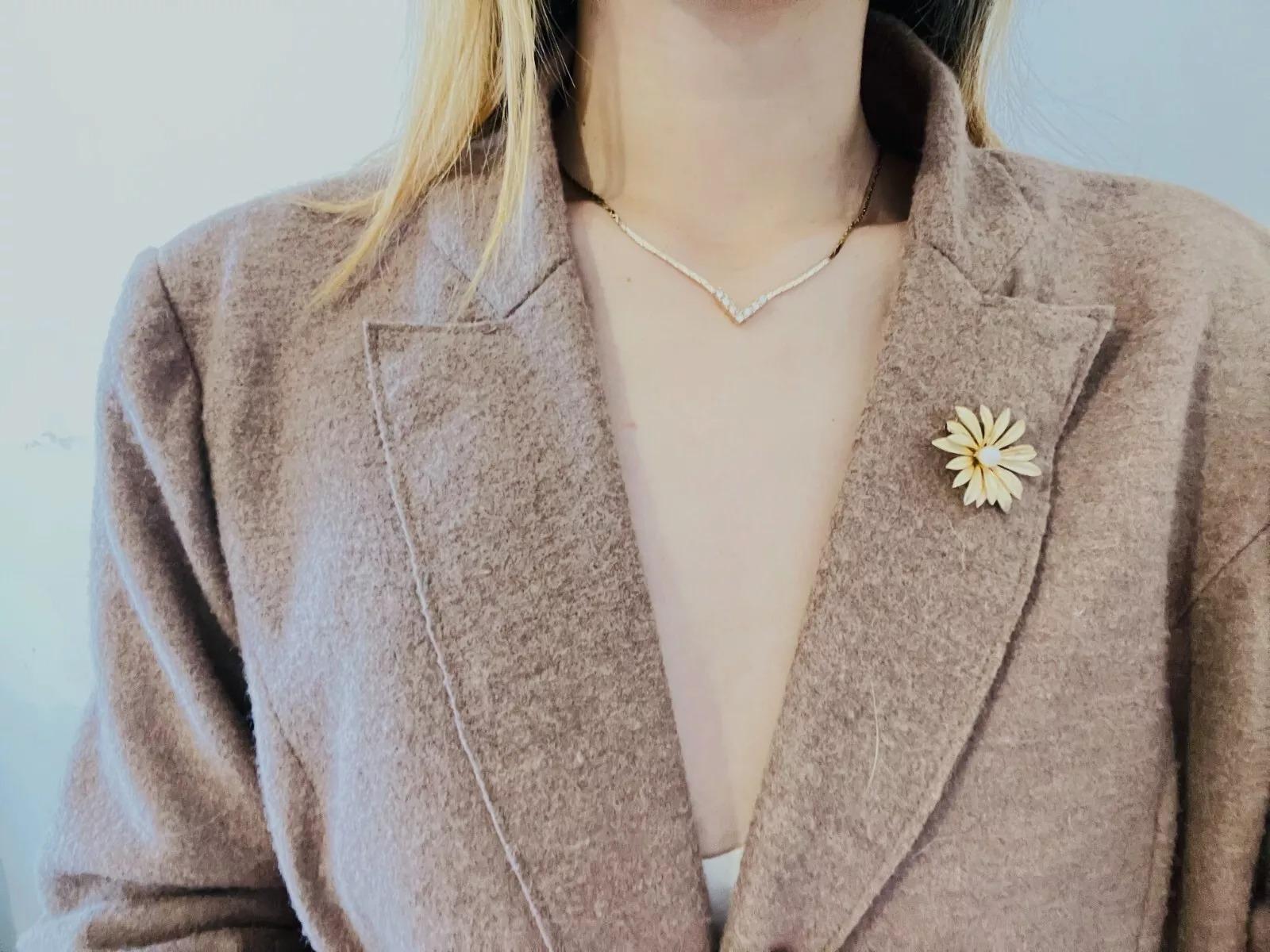Christian Dior Vintage anni '70, ciondolo a triangolo con cristalli, squisita collana a catena in vendita 2