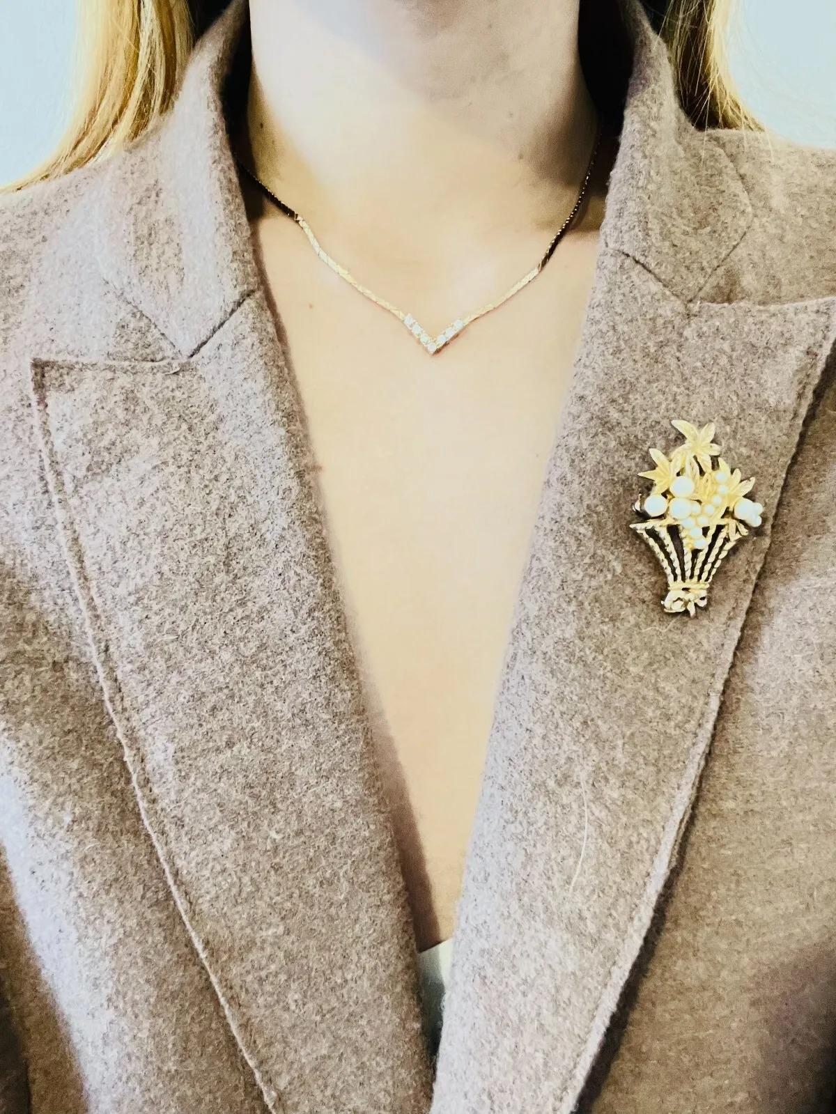 Christian Dior Vintage anni '70, ciondolo a triangolo con cristalli, squisita collana a catena in vendita 3