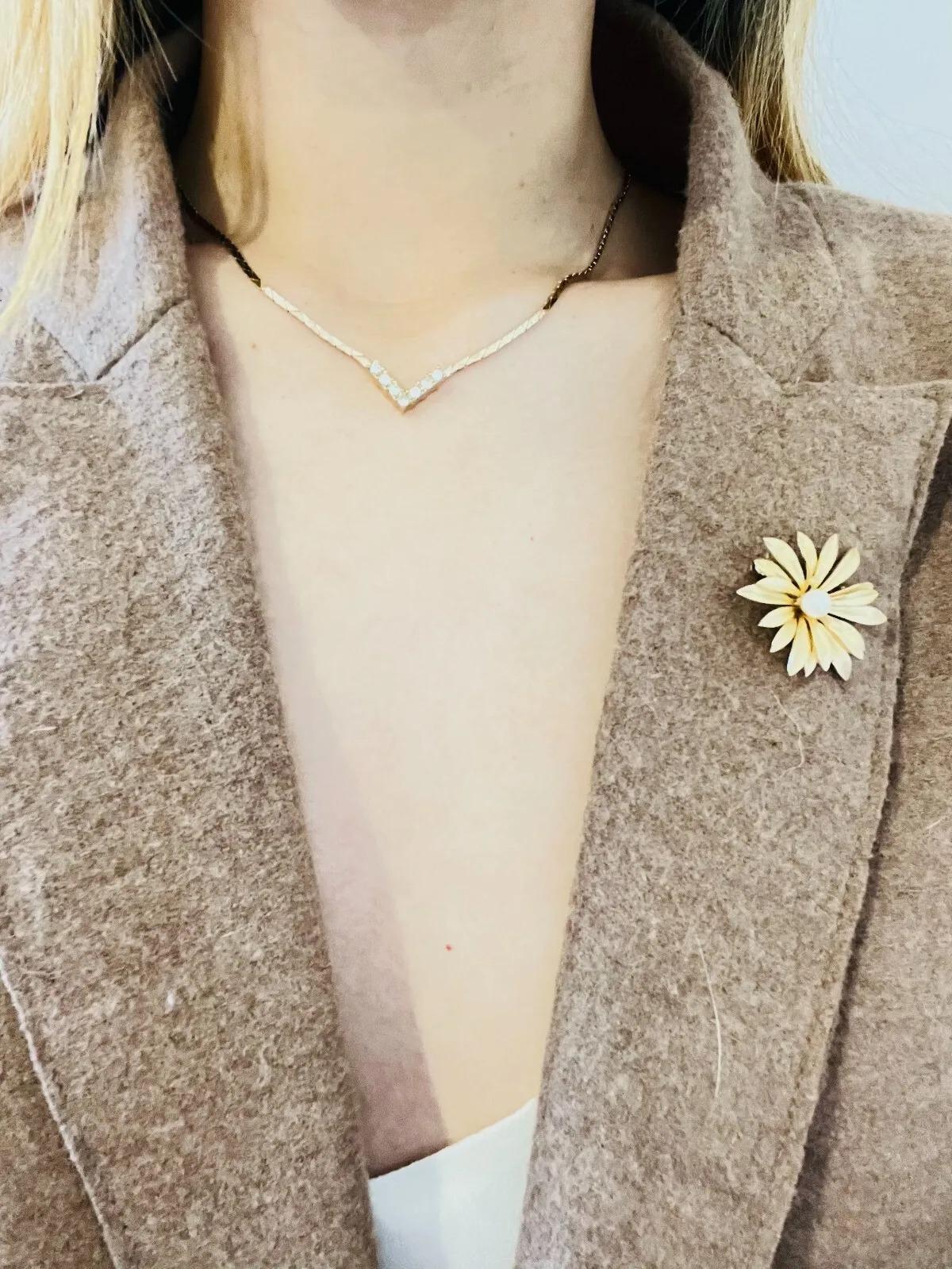 Christian Dior Vintage anni '70, ciondolo a triangolo con cristalli, squisita collana a catena in vendita 4