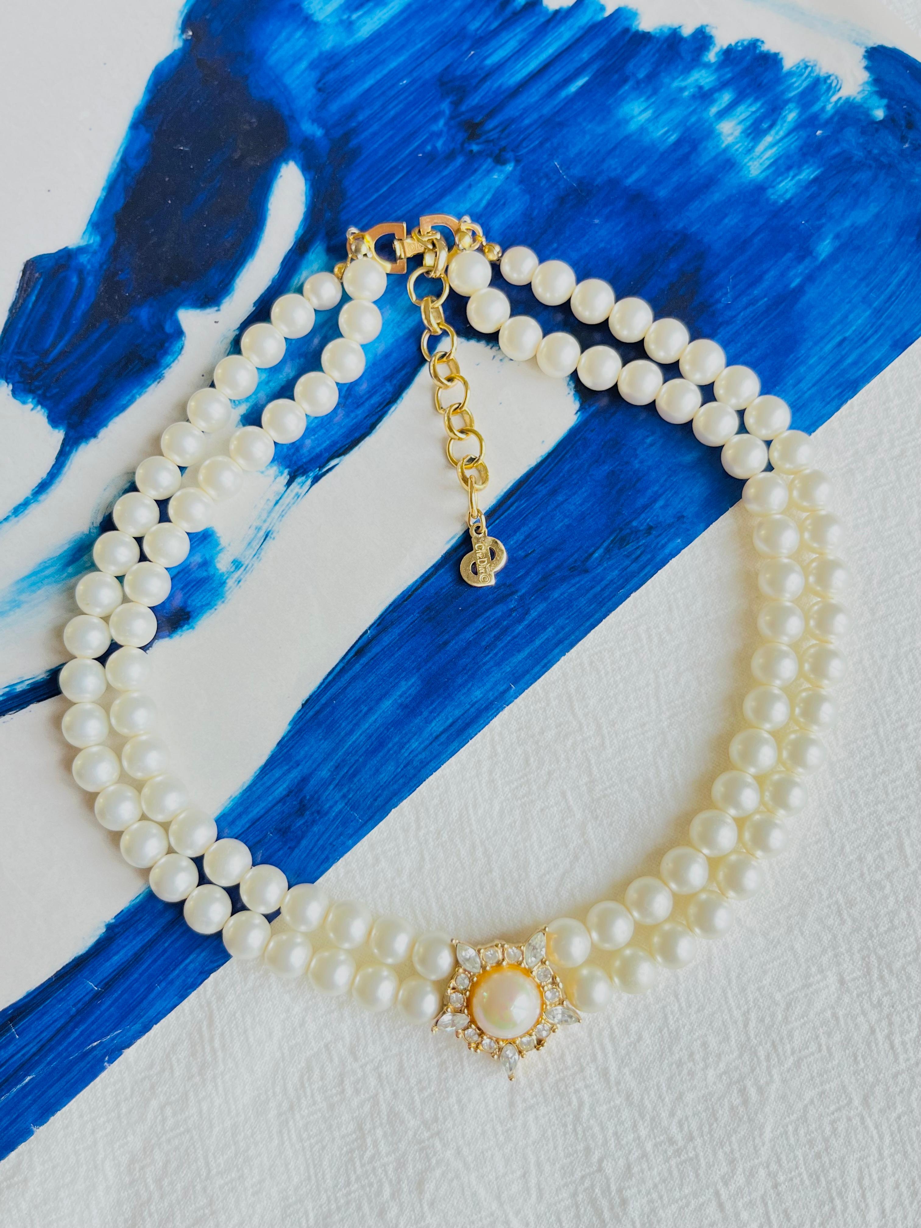 Christian Dior Vintage 1970s Double Strands Faux White Round Pearls Pentagon Crystals Pendant Choker Necklace, Gold Plated

Very good condition. 100% Genuine.

Marked 'Chr.Dior (C) '. Rare to find.

Materials: Gold Plated metal, rhinestones, Faux