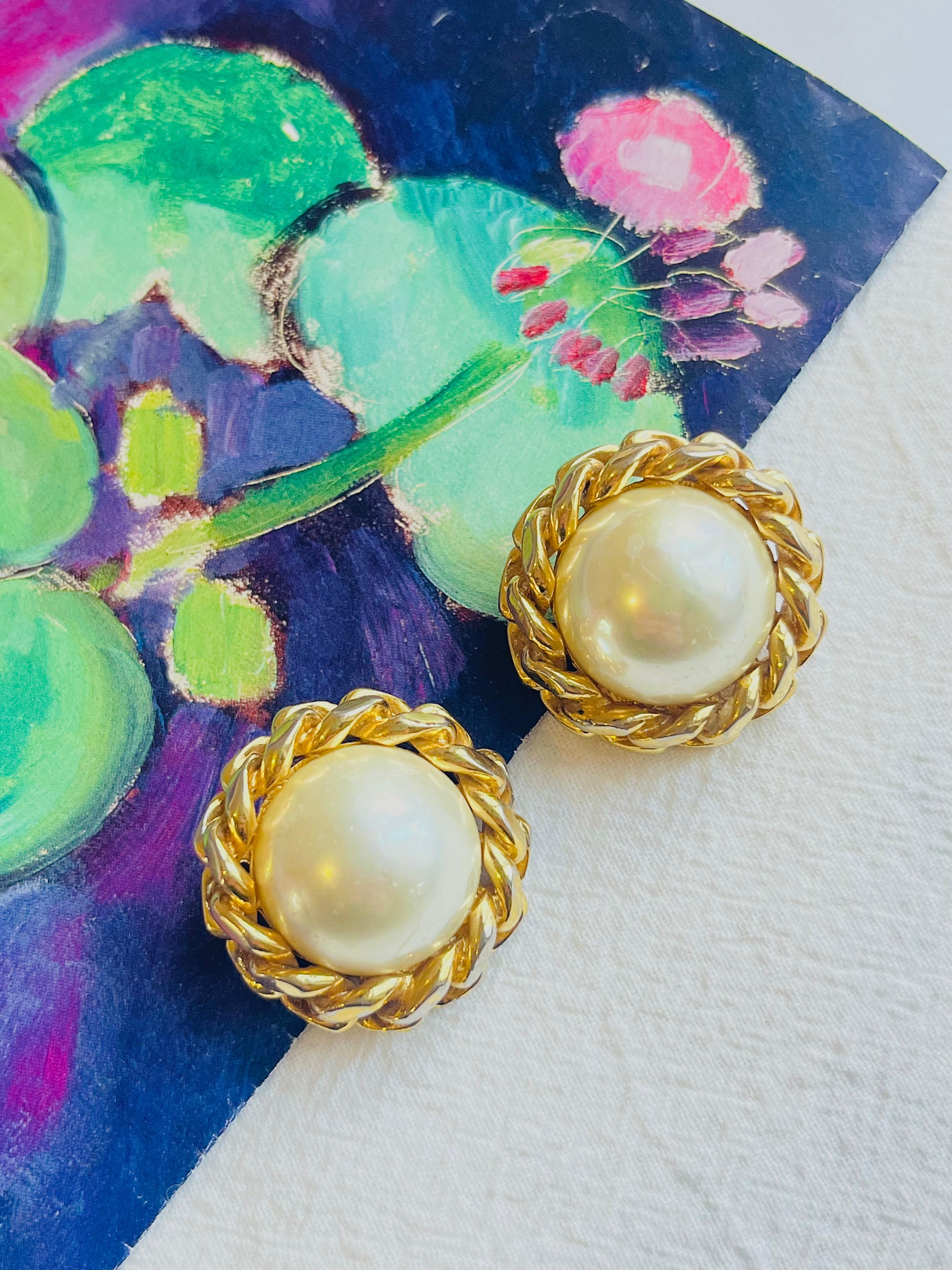 Christian Dior Vintage 1970s Extra Large Round Pearl Interlock Clip Earrings In Good Condition In Wokingham, England