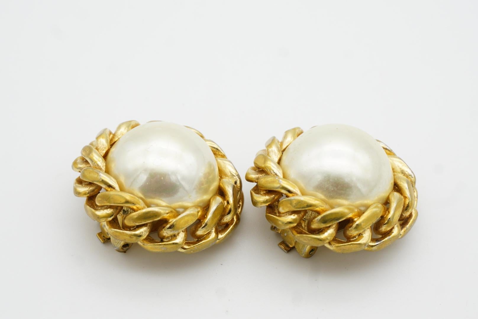 Christian Dior Vintage 1970s Extra Large Round White Pearl Interlocked Earrings im Angebot 6