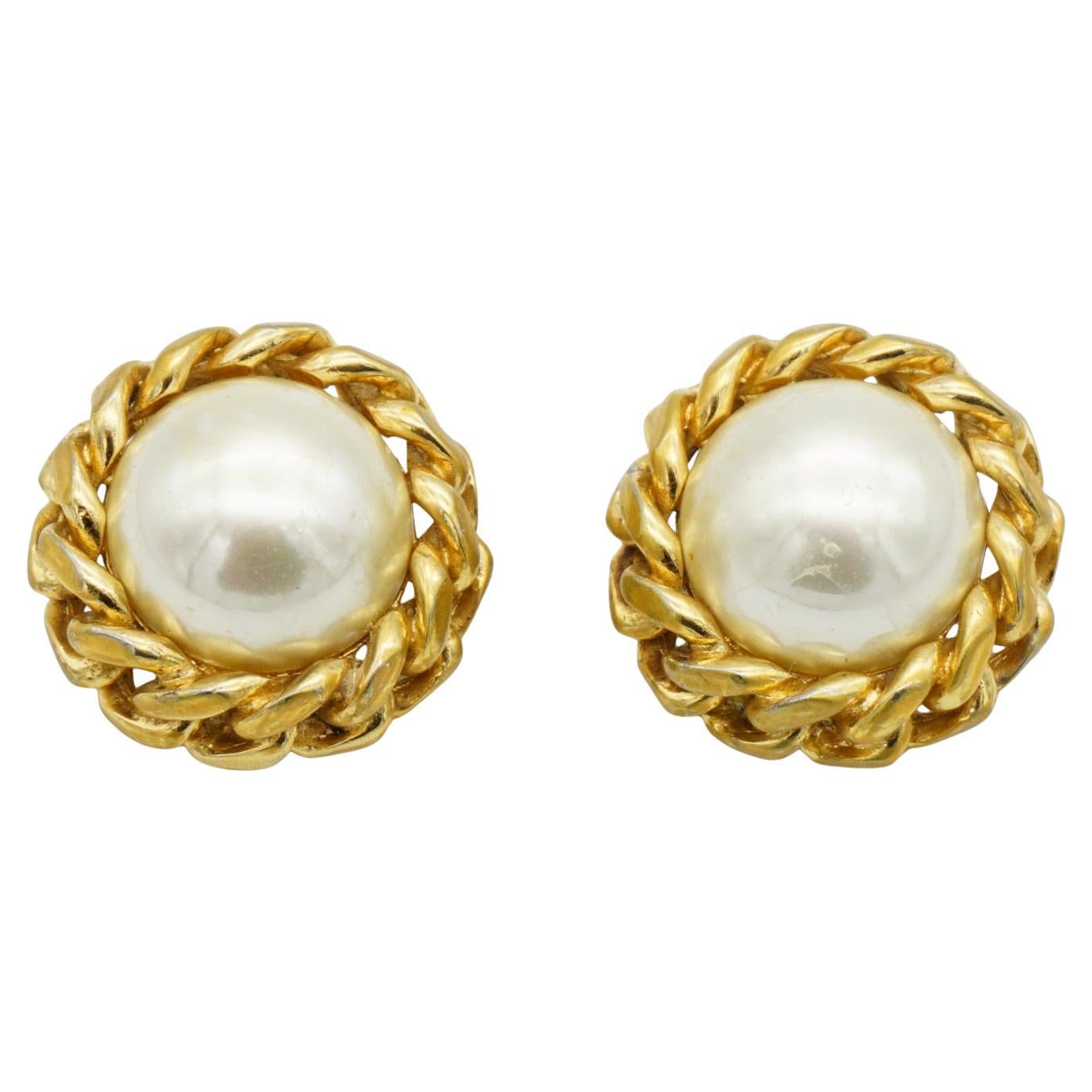 Christian Dior Vintage 1970s Extra Large Round Circle White Pearl Interlocked Rope Elegant Clip Earrings, Gold Tone

Very good condition. Some scratches or colour loss, peeled off on faux pearls, barely noticeable when wear them. The price has been