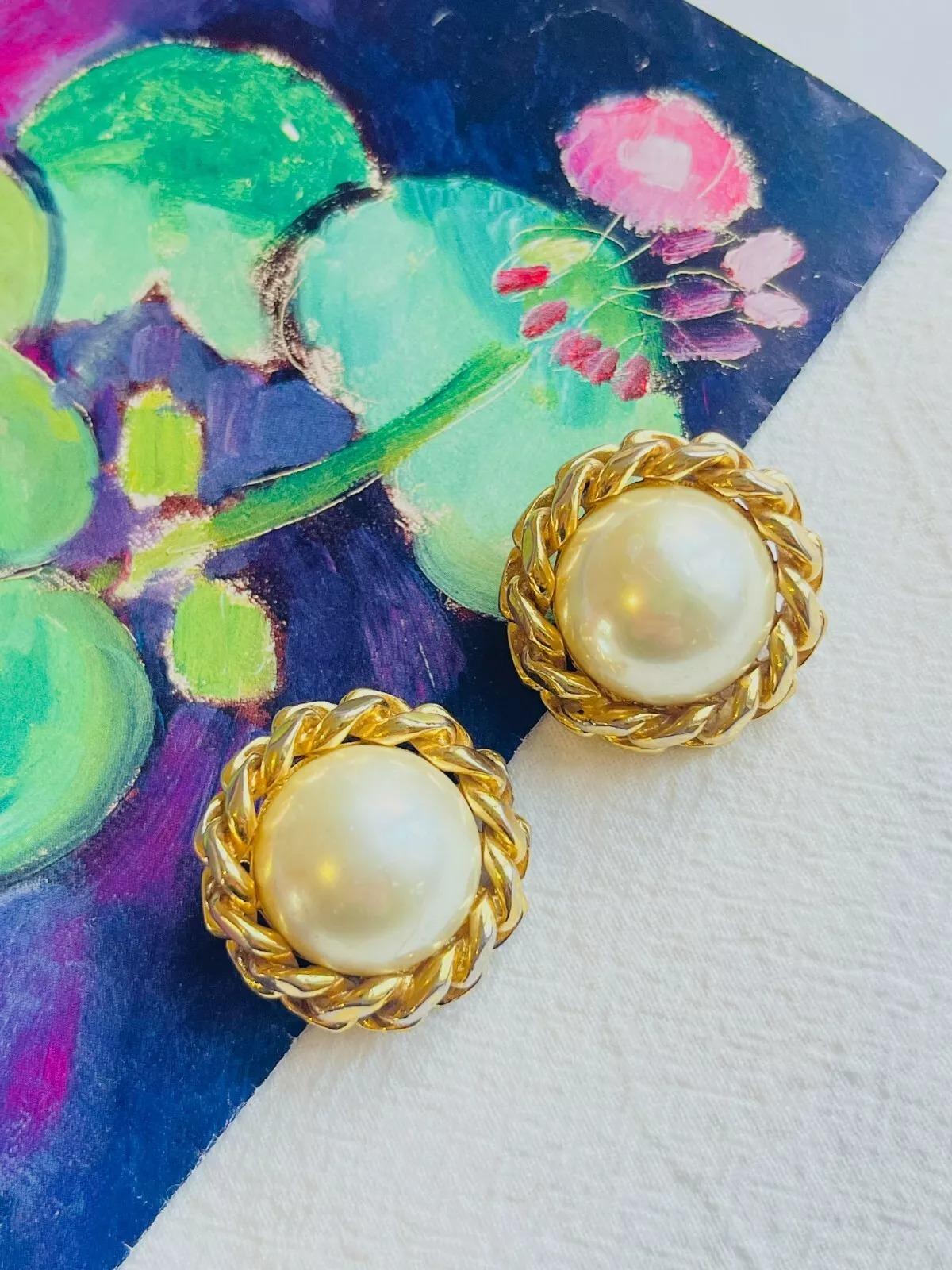 Christian Dior Vintage 1970s Extra Large Round White Pearl Interlocked Earrings (Art déco) im Angebot